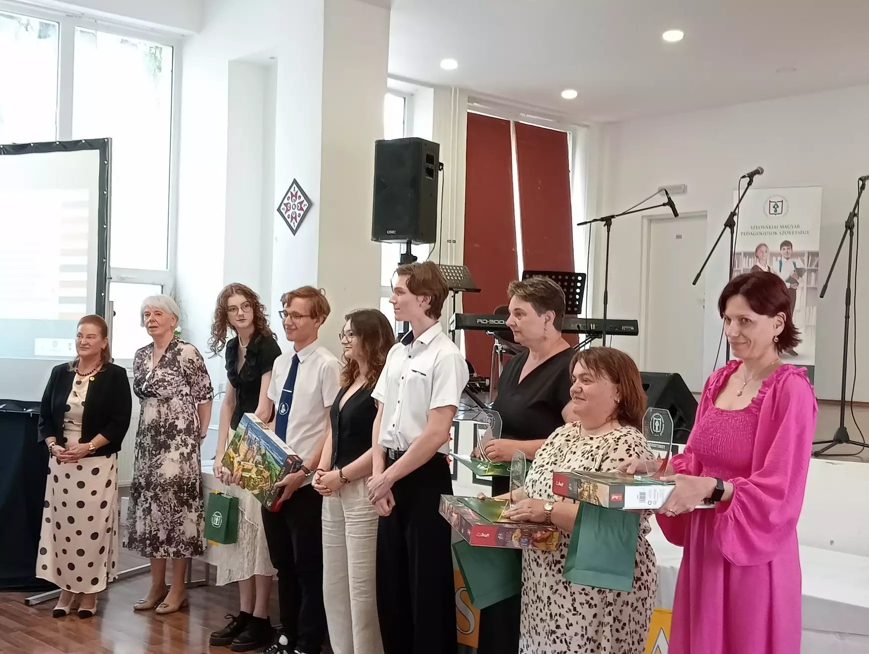 Díjözönben a Pedagógusszövetség jubileumi X. Felvidéki Tehetségnapján - KÉPEKKEL
