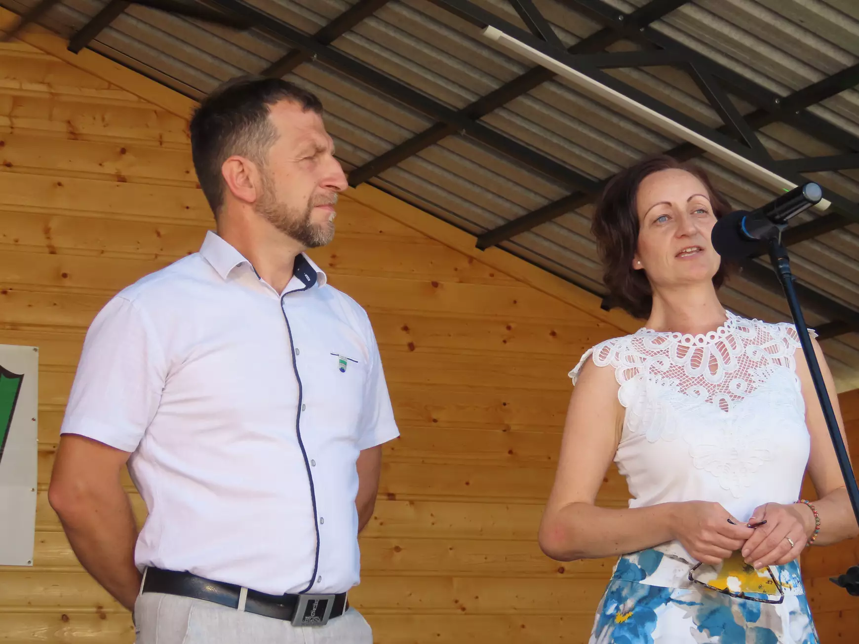 Richtárik János Kőhídgyarmat polgármestere és Sztruhár Izrael Diána a Csemadok érsekújvári választmányának elnöke
