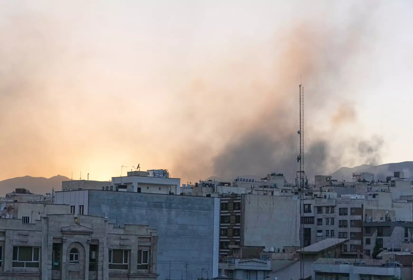 Füst száll fel Teheránban egy izraeli légicsapás nyomán