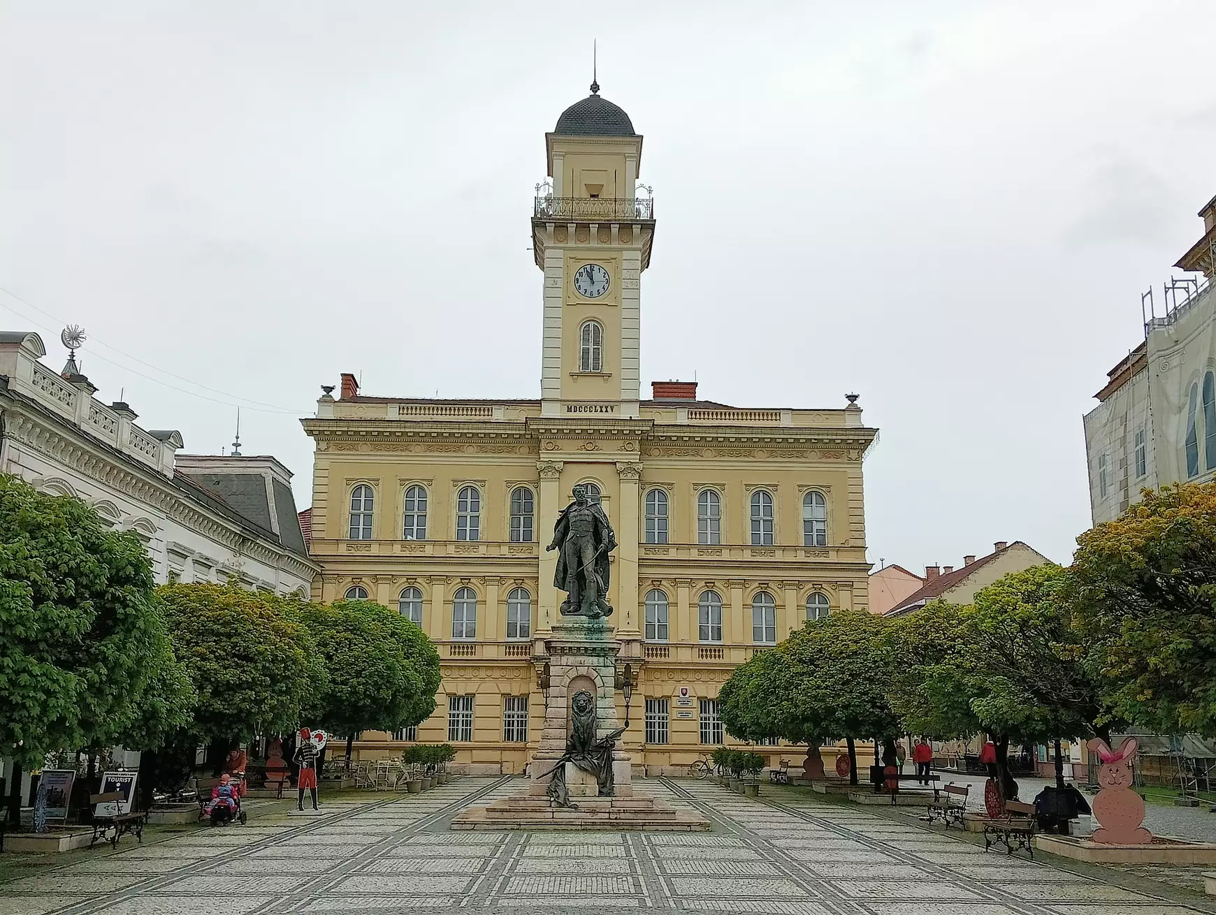 A komáromiság érzését erősítő, ingyenes füzetcsomagokat kapnak a helyi tanulók