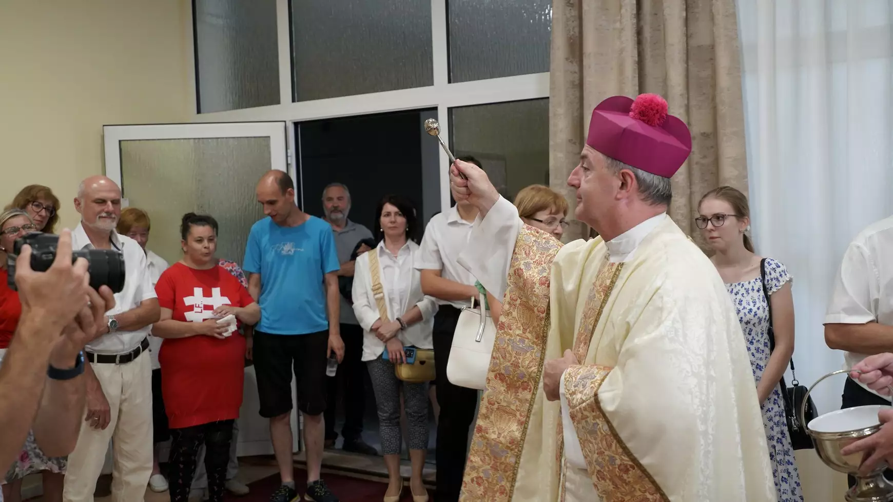 Kiss Róbert kanonok, Nagyszombati Főegyházmegyei helynök megáldja a közösségi termet