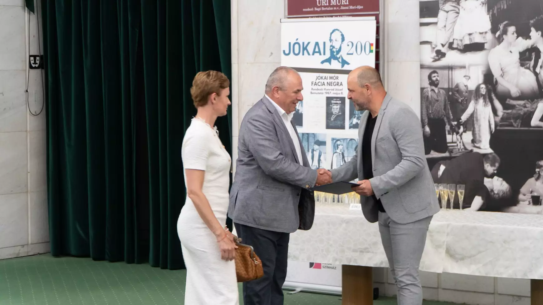 Jutalomelőadással és köszönőoklevéllel hálálkodott támogatóinak a Komáromi Jókai Színház – KÉPEKKEL