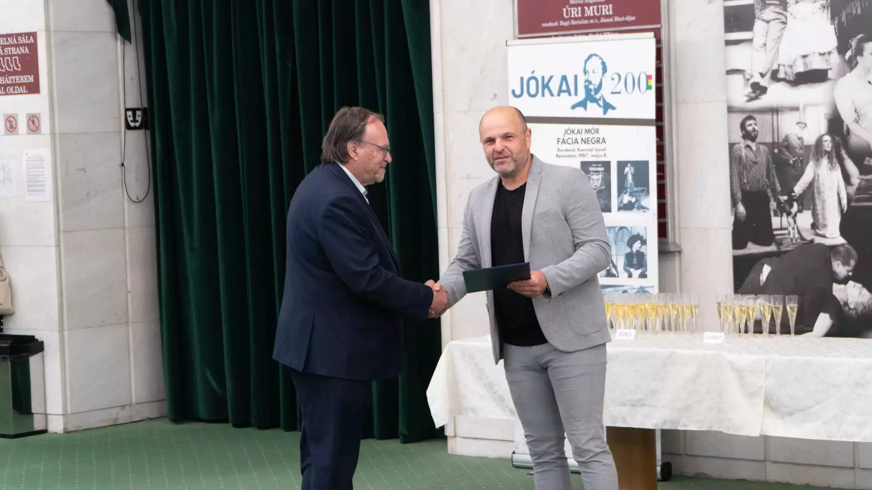 Jutalomelőadással és köszönőoklevéllel hálálkodott támogatóinak a Komáromi Jókai Színház – KÉPEKKEL