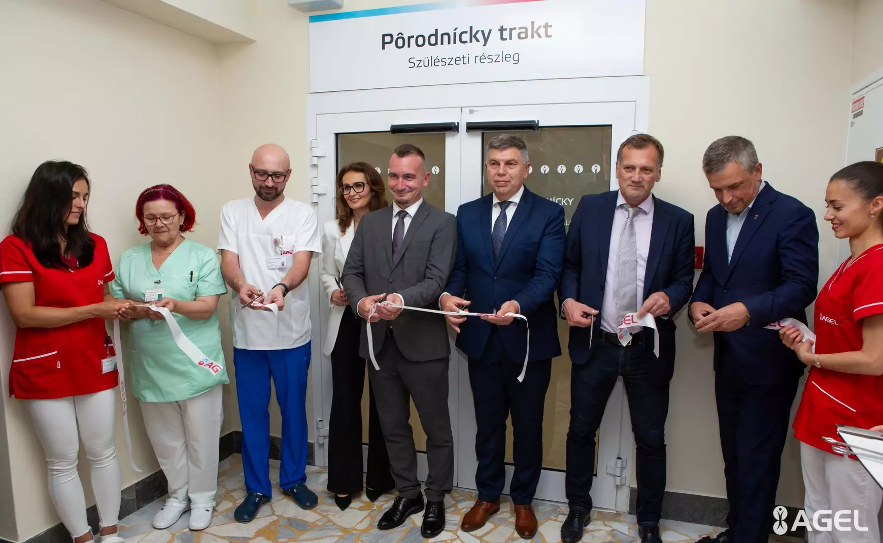 Átadták a komáromi kórház családias típusúvá átalakított, modern szülészetét – KÉPEKKEL