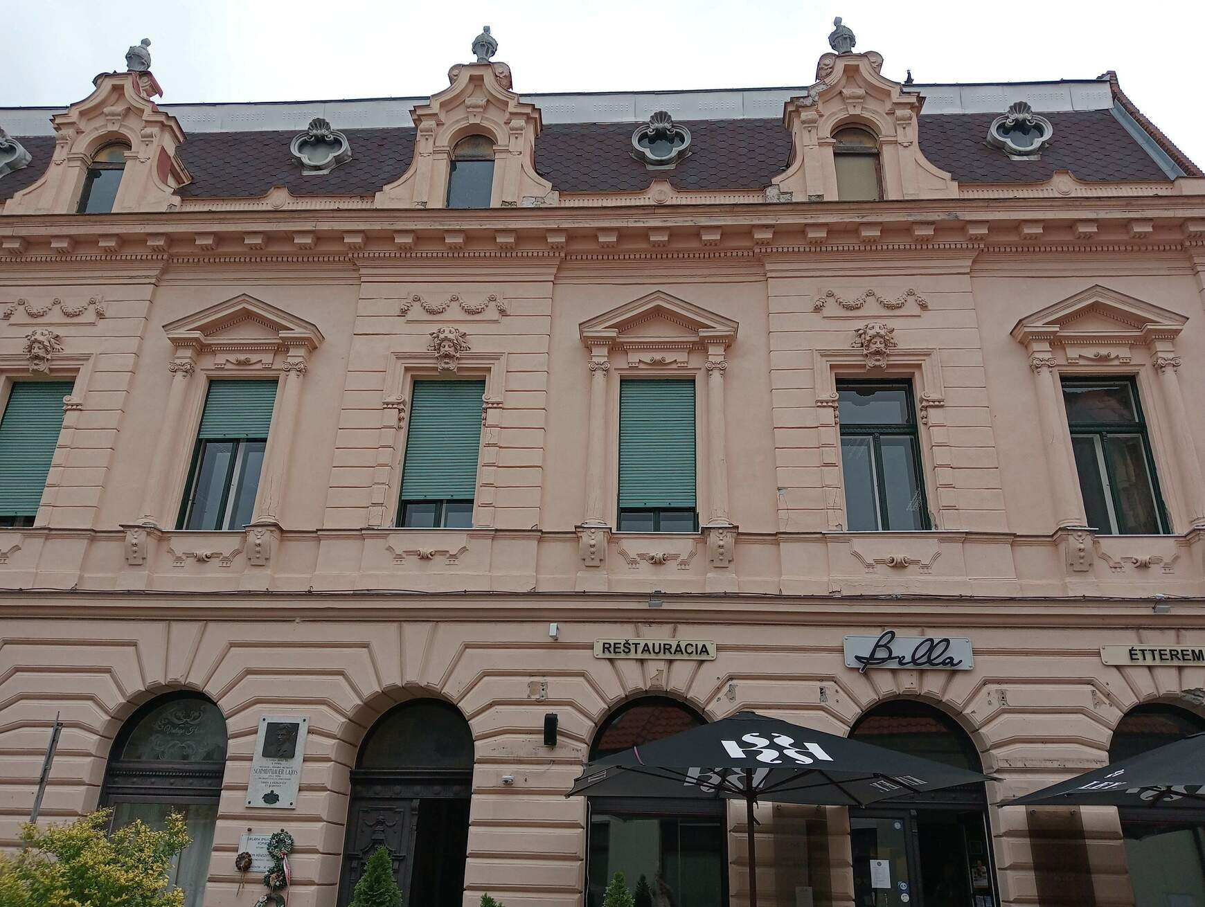 Nívós tartalomhoz mutatós forma dukál: restaurálták a komáromi Művészeti Alapiskola ablakait - KÉPEKKEL