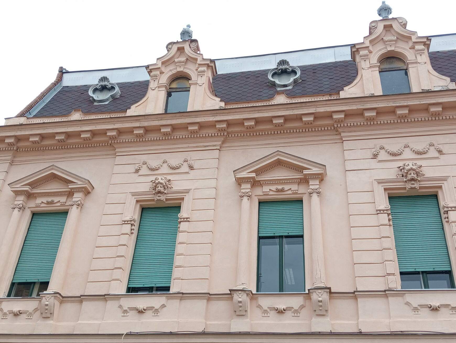   Nívós tartalomhoz mutatós forma dukál: restaurálták a komáromi Művészeti Alapiskola ablakait - KÉPEKKEL