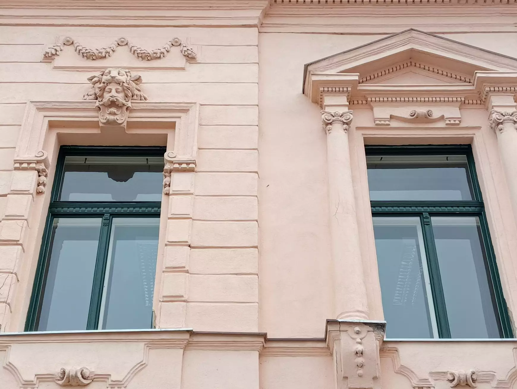   Nívós tartalomhoz mutatós forma dukál: restaurálták a komáromi Művészeti Alapiskola ablakait - KÉPEKKEL
