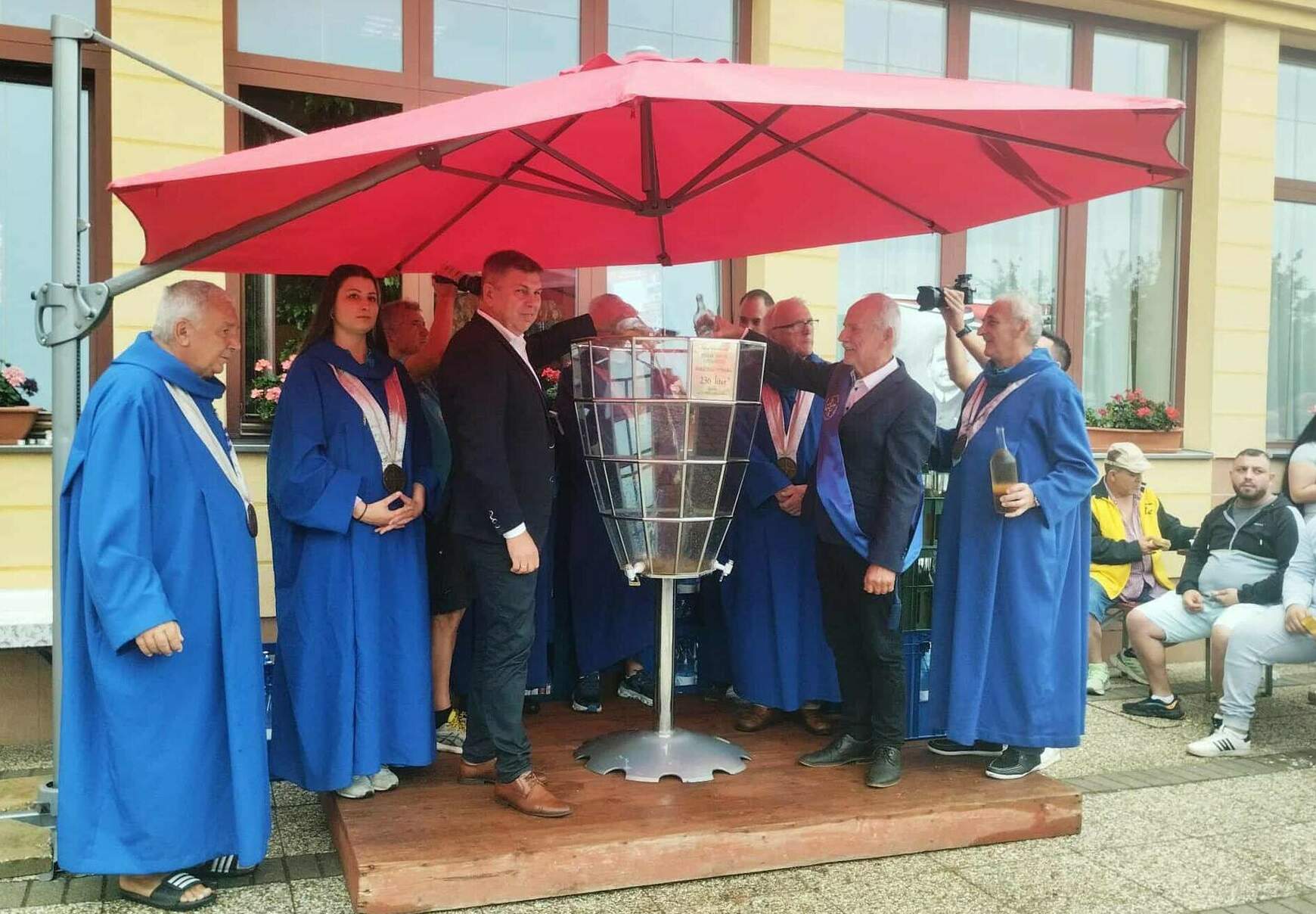 Az első üveg borokat Bób János a község polgármestere és Csenger Tibor Nyitra megye alelnöke öntötték a Barátság poharába