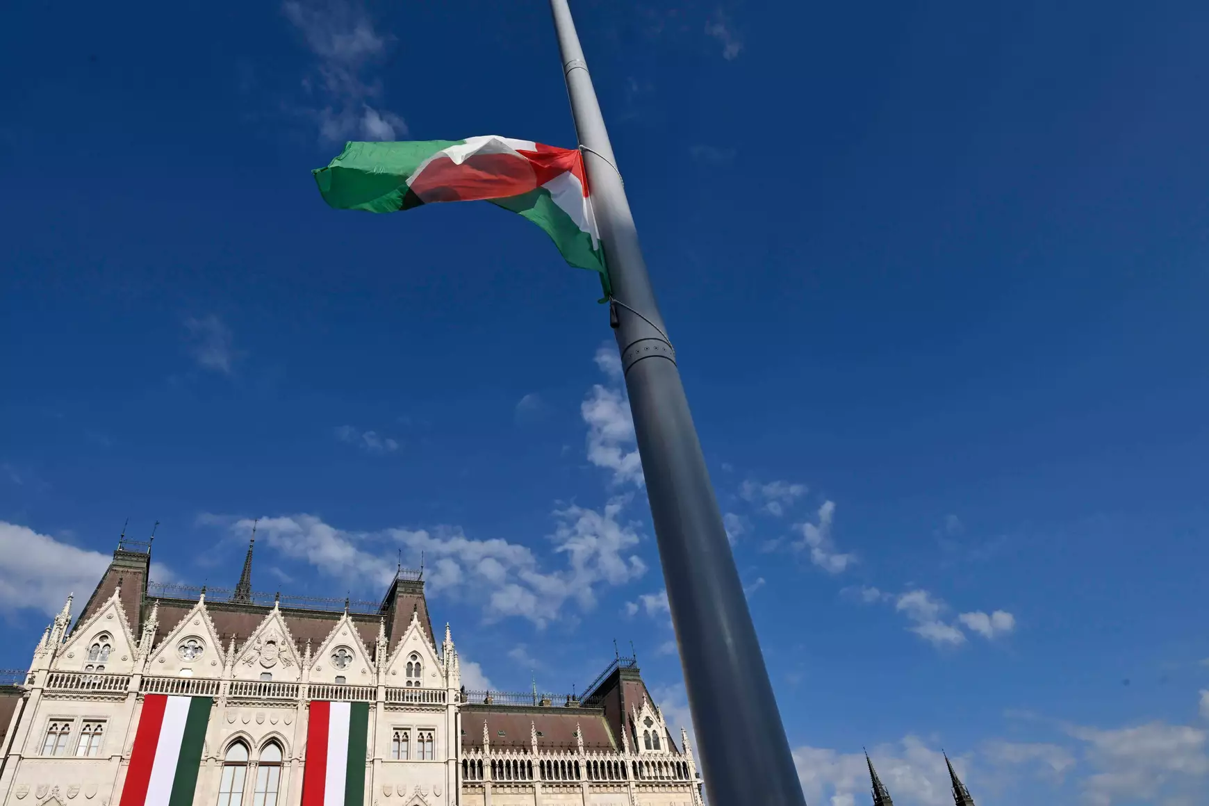 Felvonják Magyarország nemzeti lobogóját