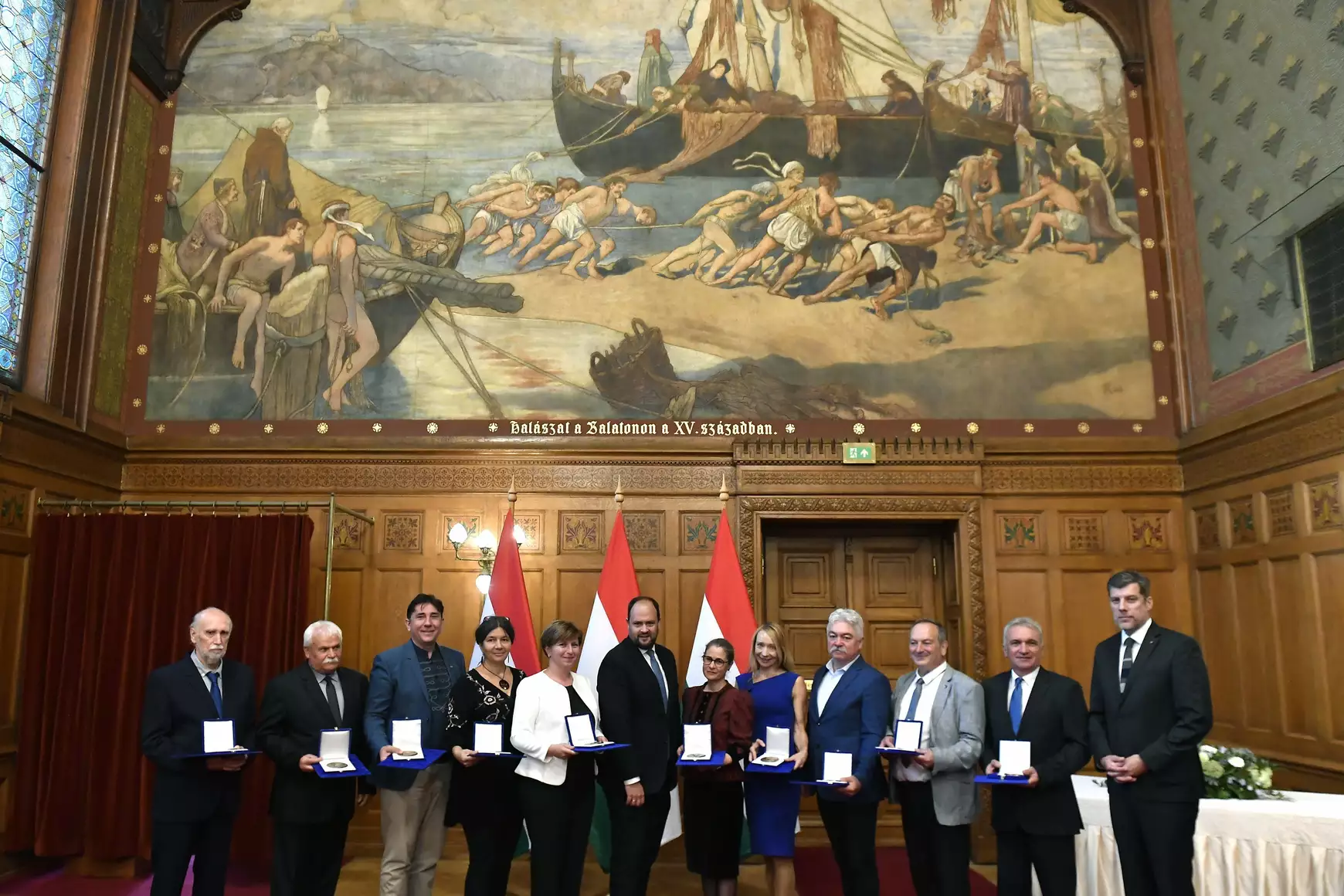 Nacsa Lőrinc, a Miniszterelnökség nemzetpolitikáért felelős államtitkára (b6) a kitüntetettek társaságában a Kallós Zoltán Külhoni Magyarságért Díjak átadásán az Országház Vadásztermében 