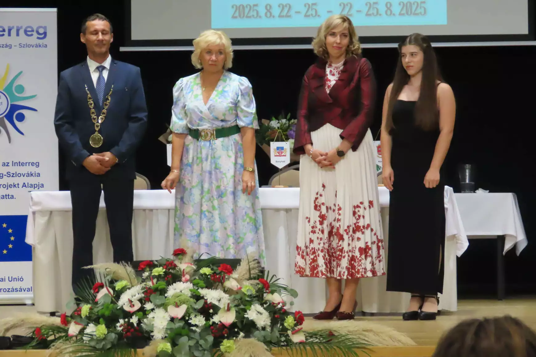Jobb oldalon Takács Tamra, mellette az iskola igazgatónője Tóth Szilvia