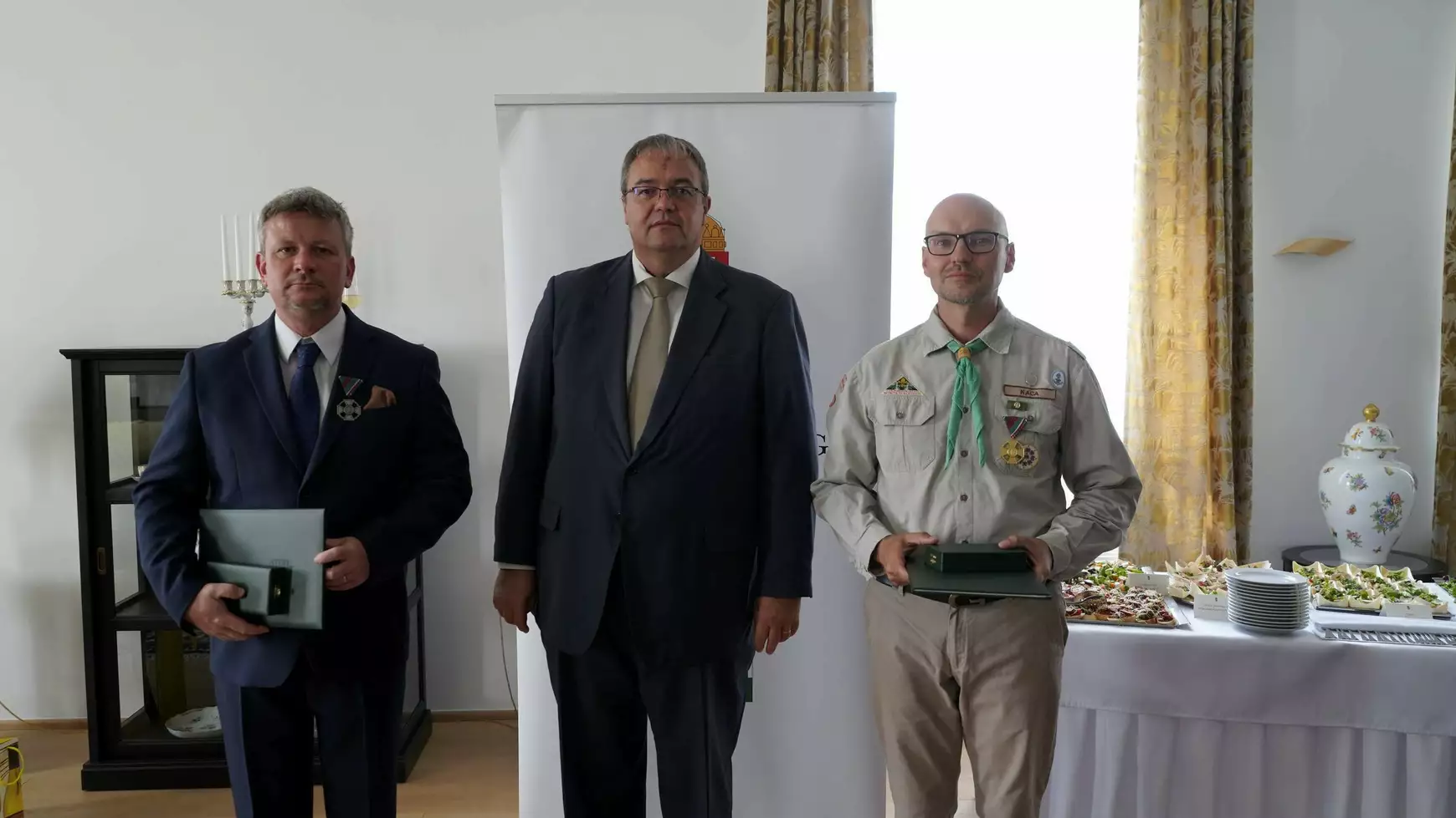 A kitüntetettek Balogh Csaba nagykövet úrral