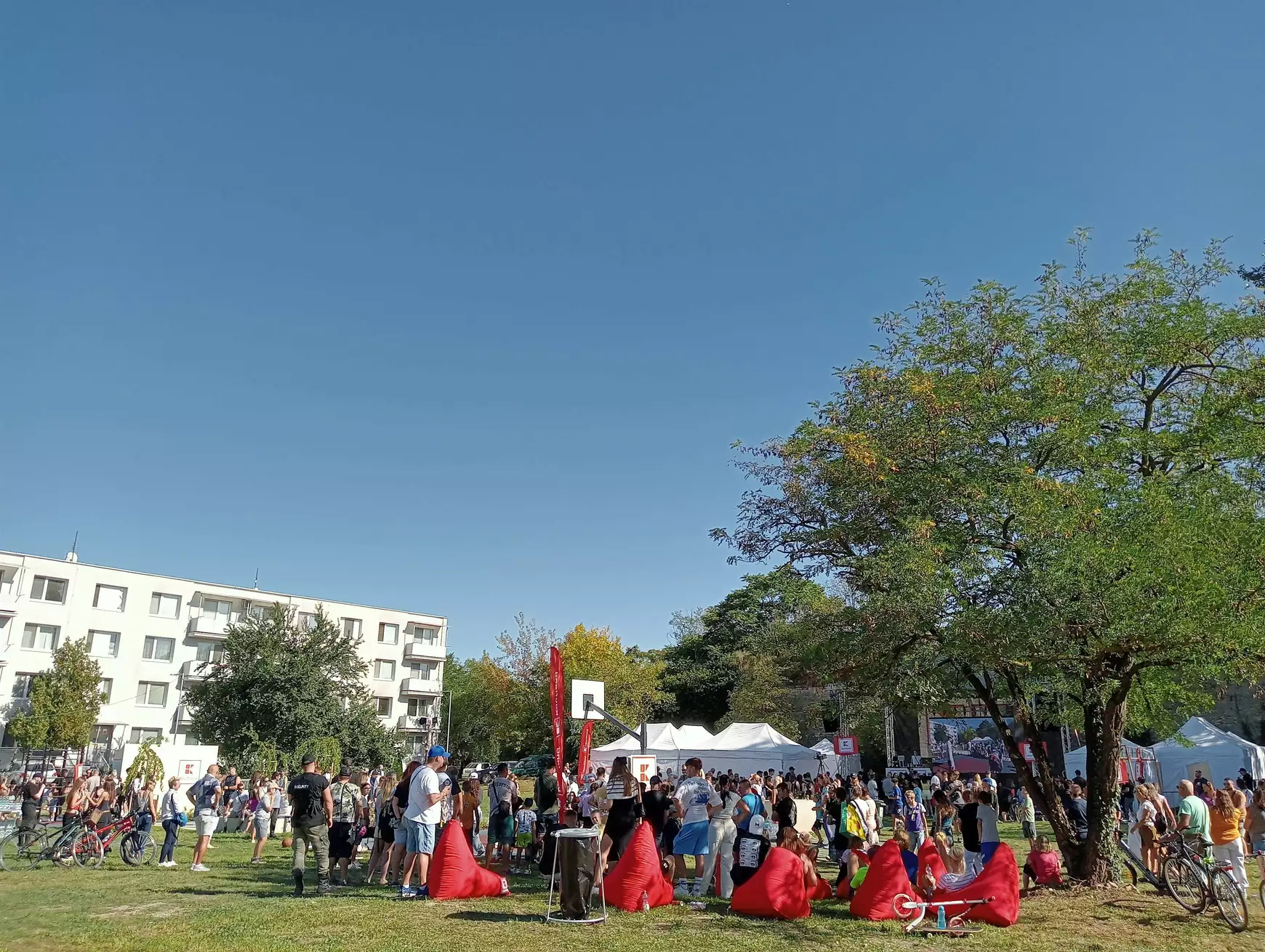 Komáromi K Park-avatás mindazzal, mi szemnek, fülnek, szájnak ingere – KÉPEKKEL