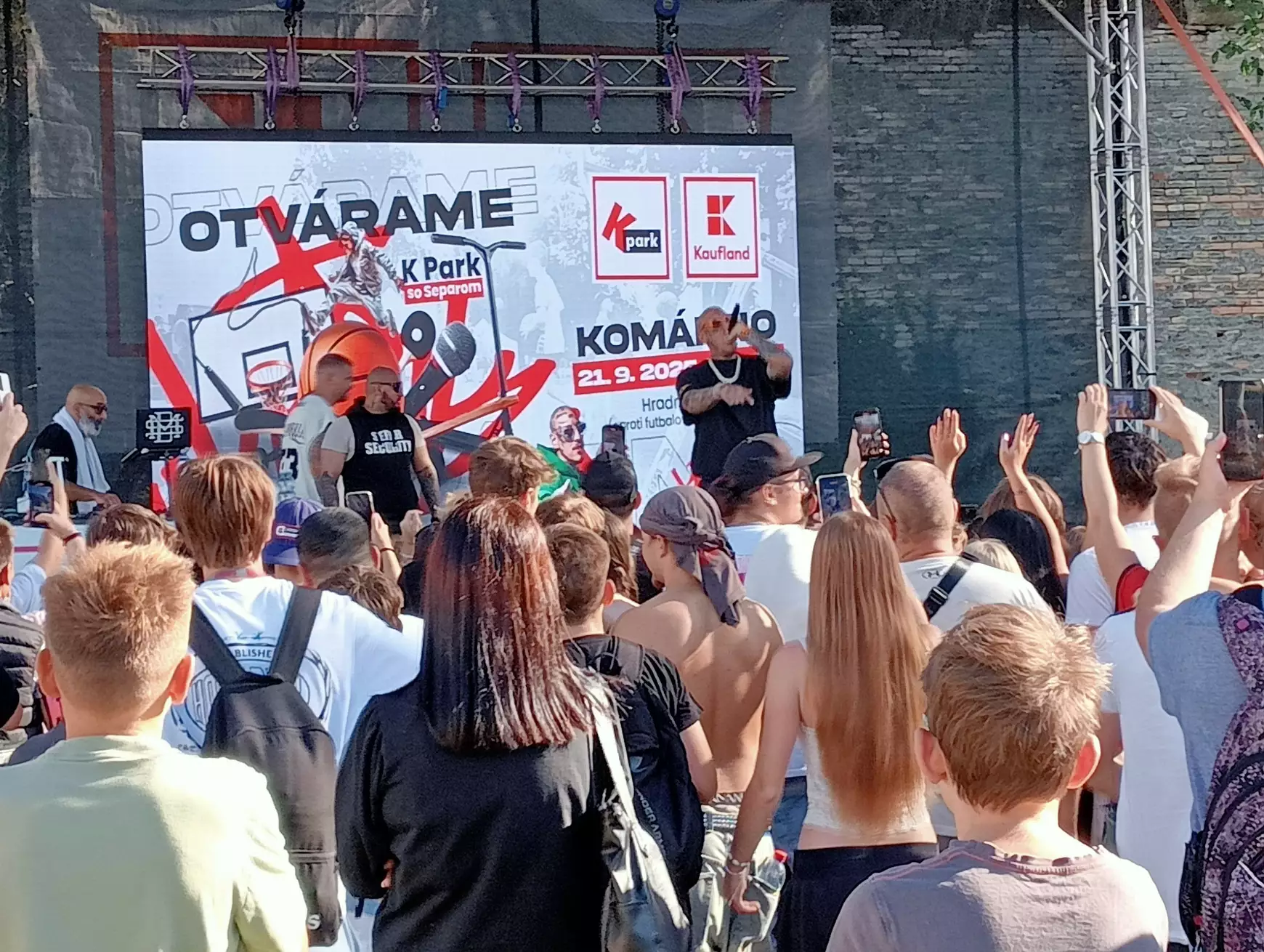 Komáromi K Park-avatás mindazzal, mi szemnek, fülnek, szájnak ingere – KÉPEKKEL