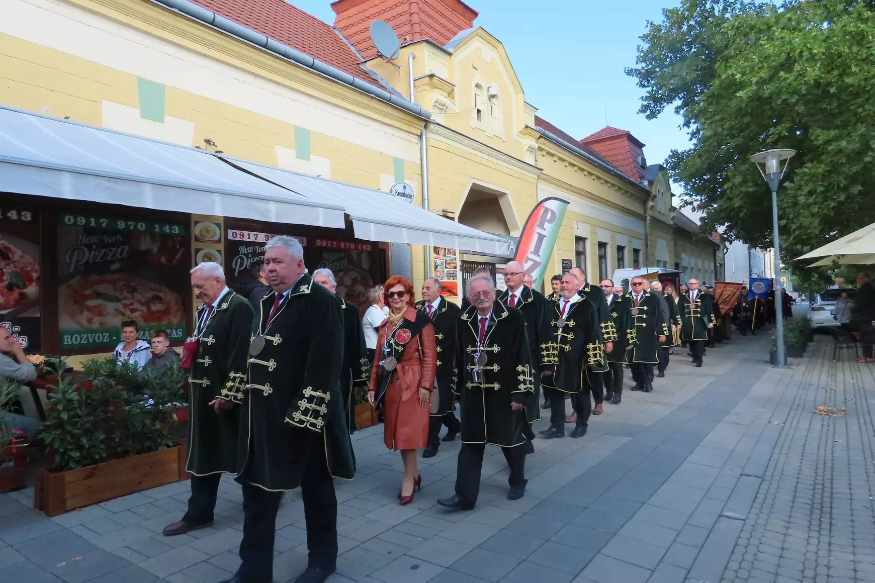 Borlovagrendek felvonulása