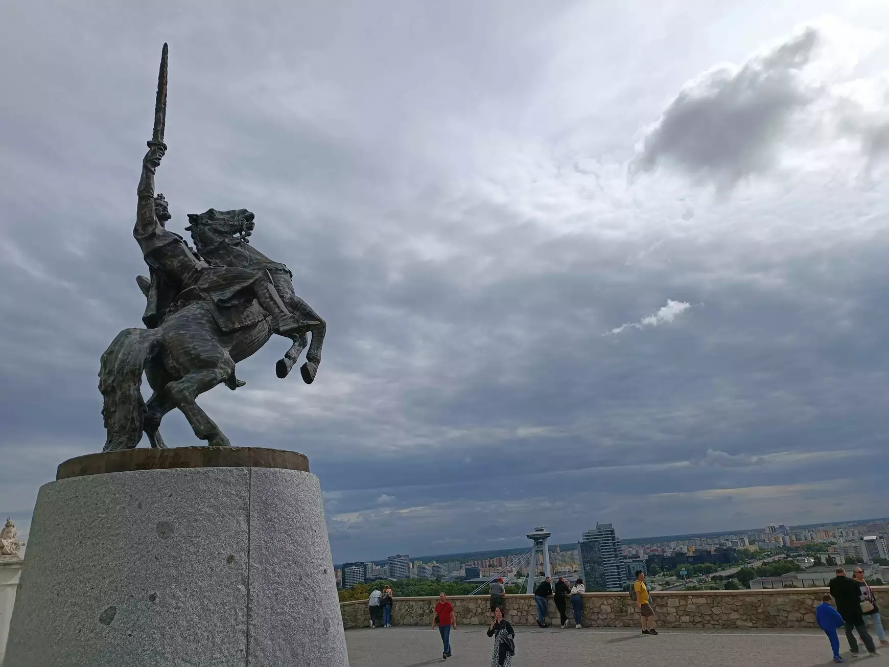 Szvatopluk lovasszobra a várudvaron