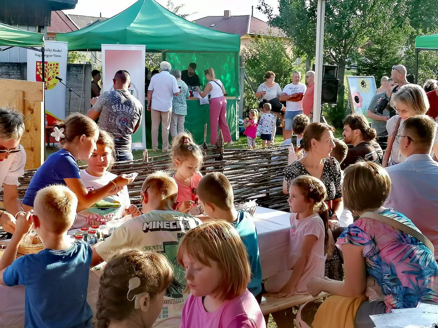 01-csaladi-delutan-a-varosi-tajhaz-udvaran-a-csemadok-alapszervezet-szervezeseben