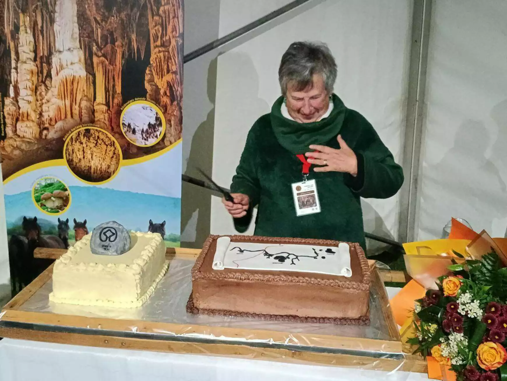 Székely Kinga, a Vass Imréről készült monográfia szerzője a két jubileumi tortával