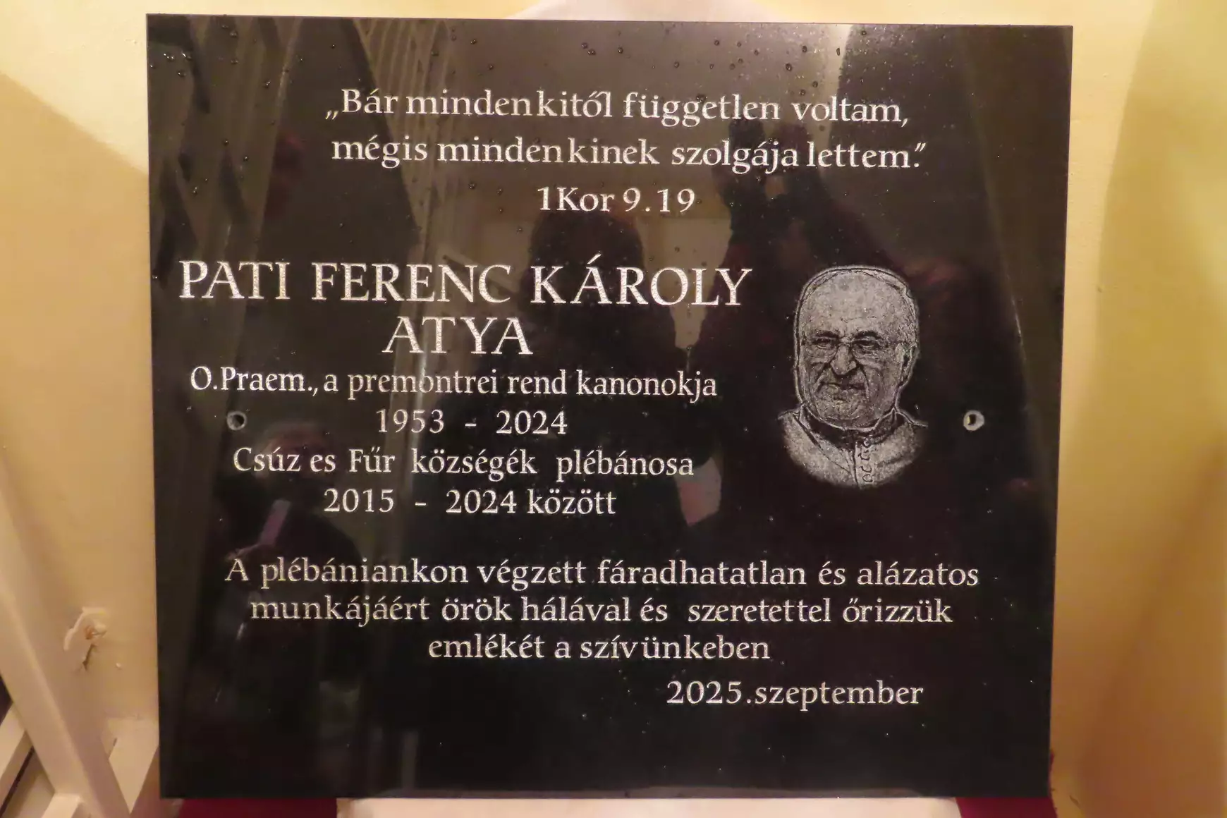 Velünk maradsz – emléktábla Pati Károly atyának