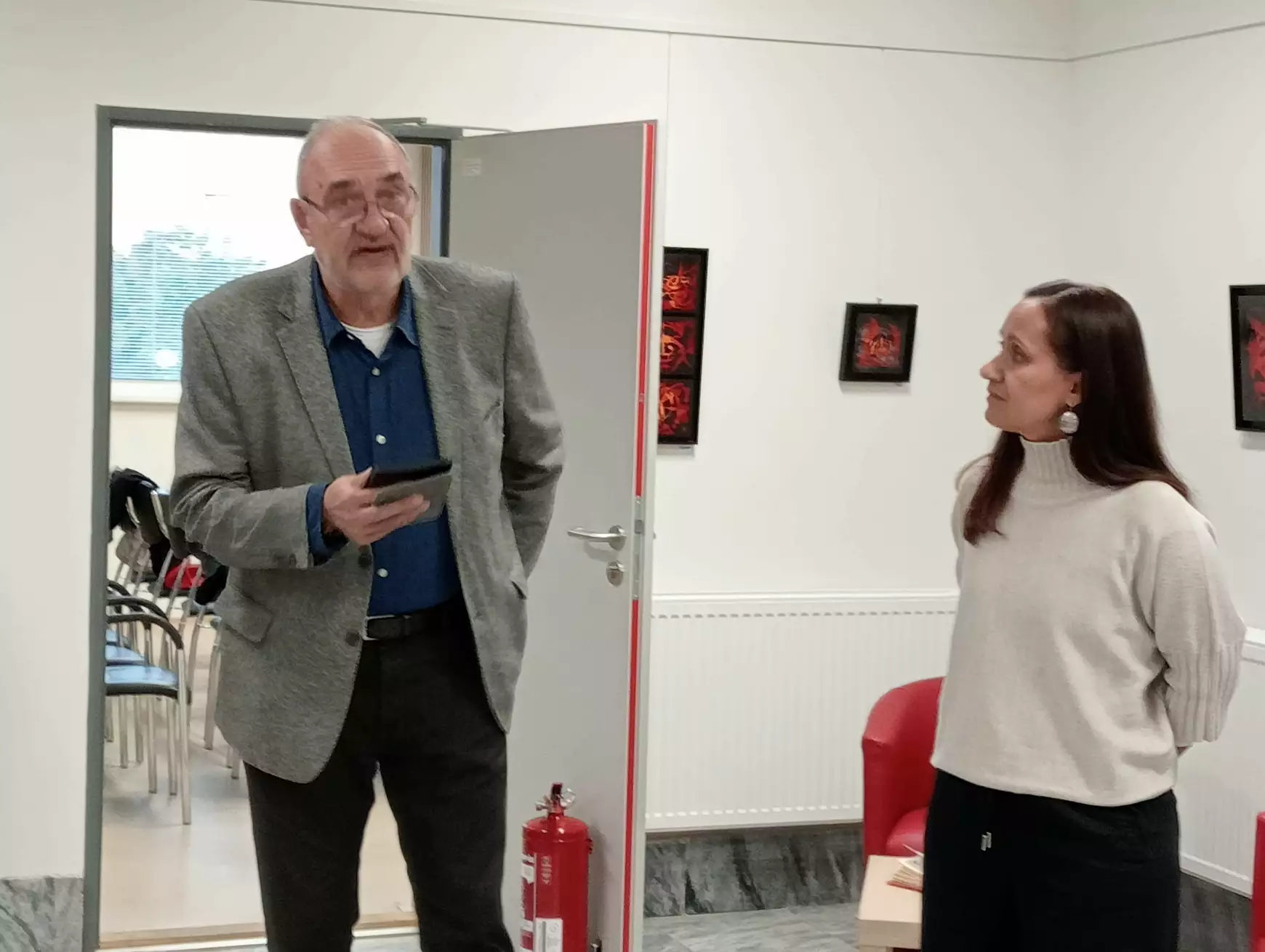 Szárnyas idők: Nagy Judit festő- és zománcművész közel félszáz műve a komáromi „Szinnyeiben” – KÉPEKKEL