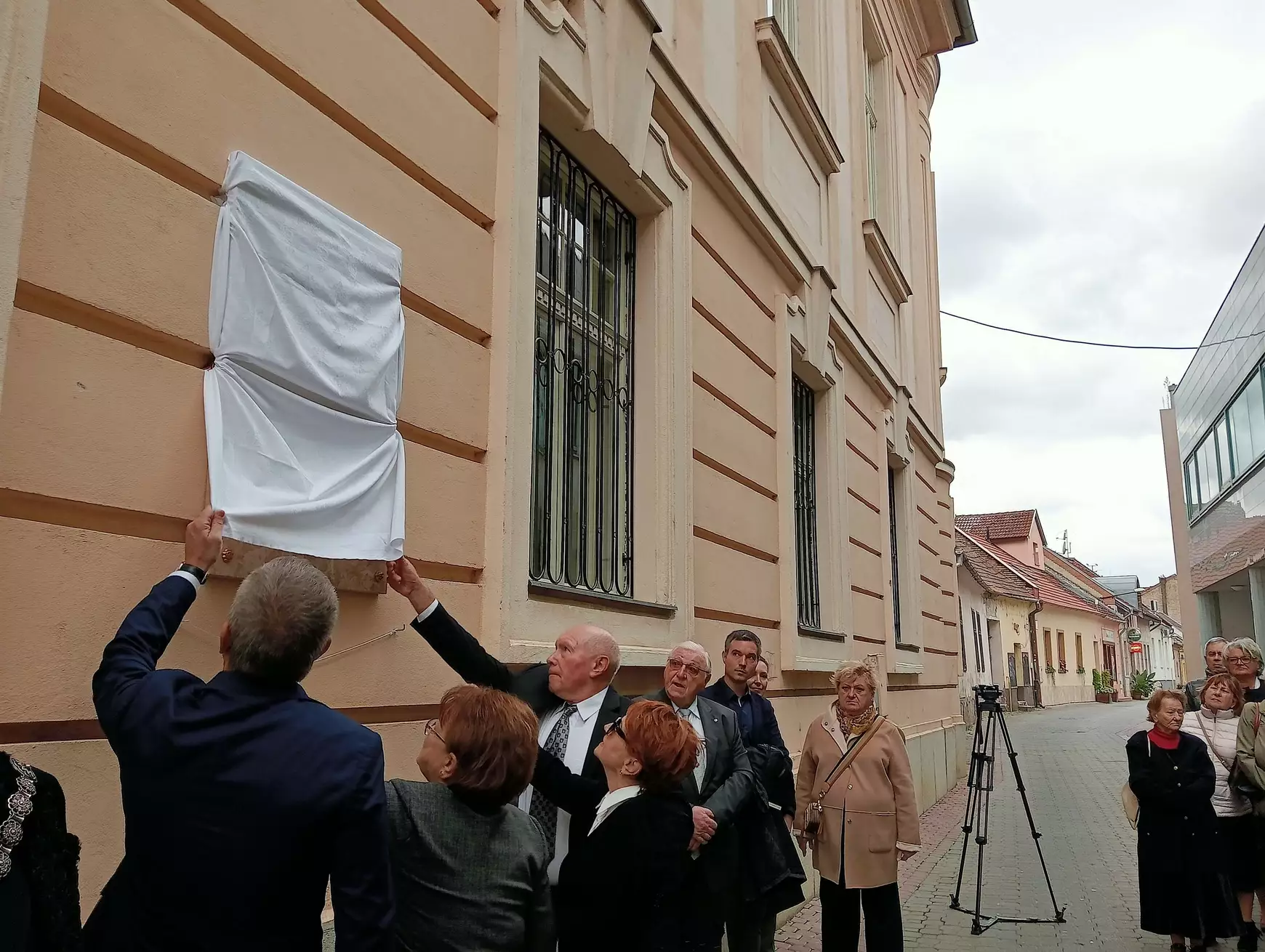 Újabb jeles személyiség emléktáblája díszíti a Kultúrpalota falát – KÉPEKKEL