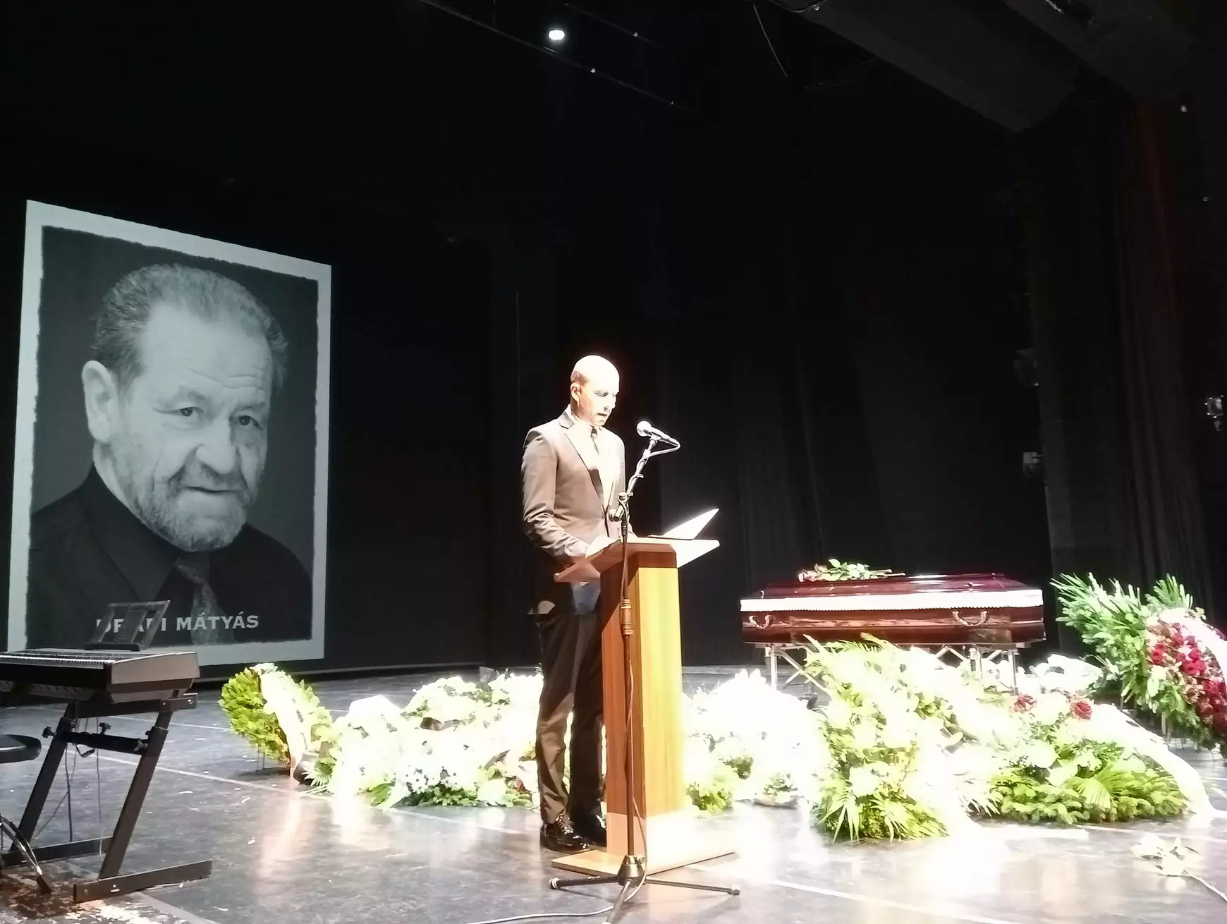 „A színpad, amit annyira szerettél, örökre a tiéd marad“ – végső búcsút vettünk Dráfi Mátyástól - KÉPEKKEL