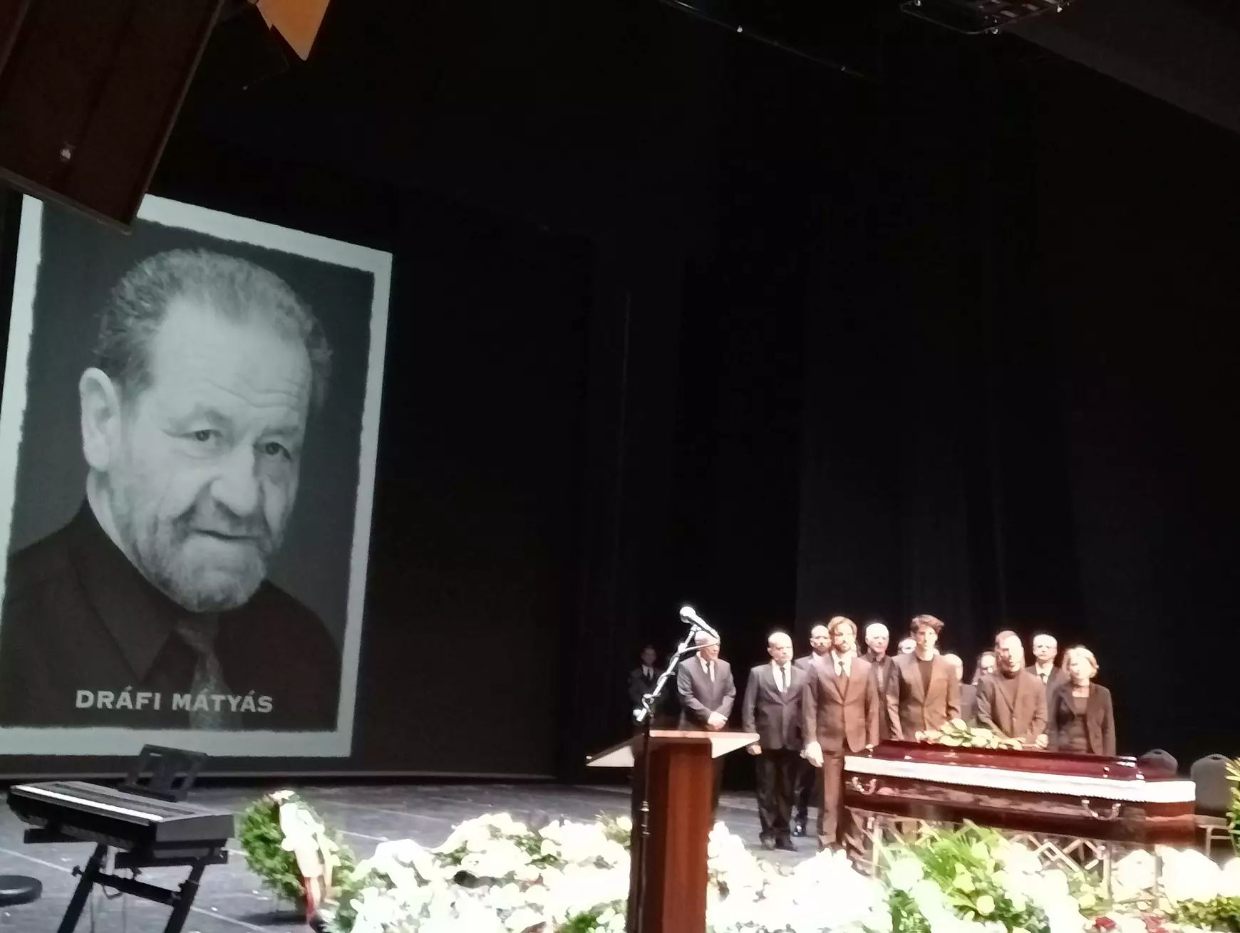 „A színpad, amit annyira szerettél, örökre a tiéd marad“ – végső búcsút vettünk Dráfi Mátyástól - KÉPEKKEL