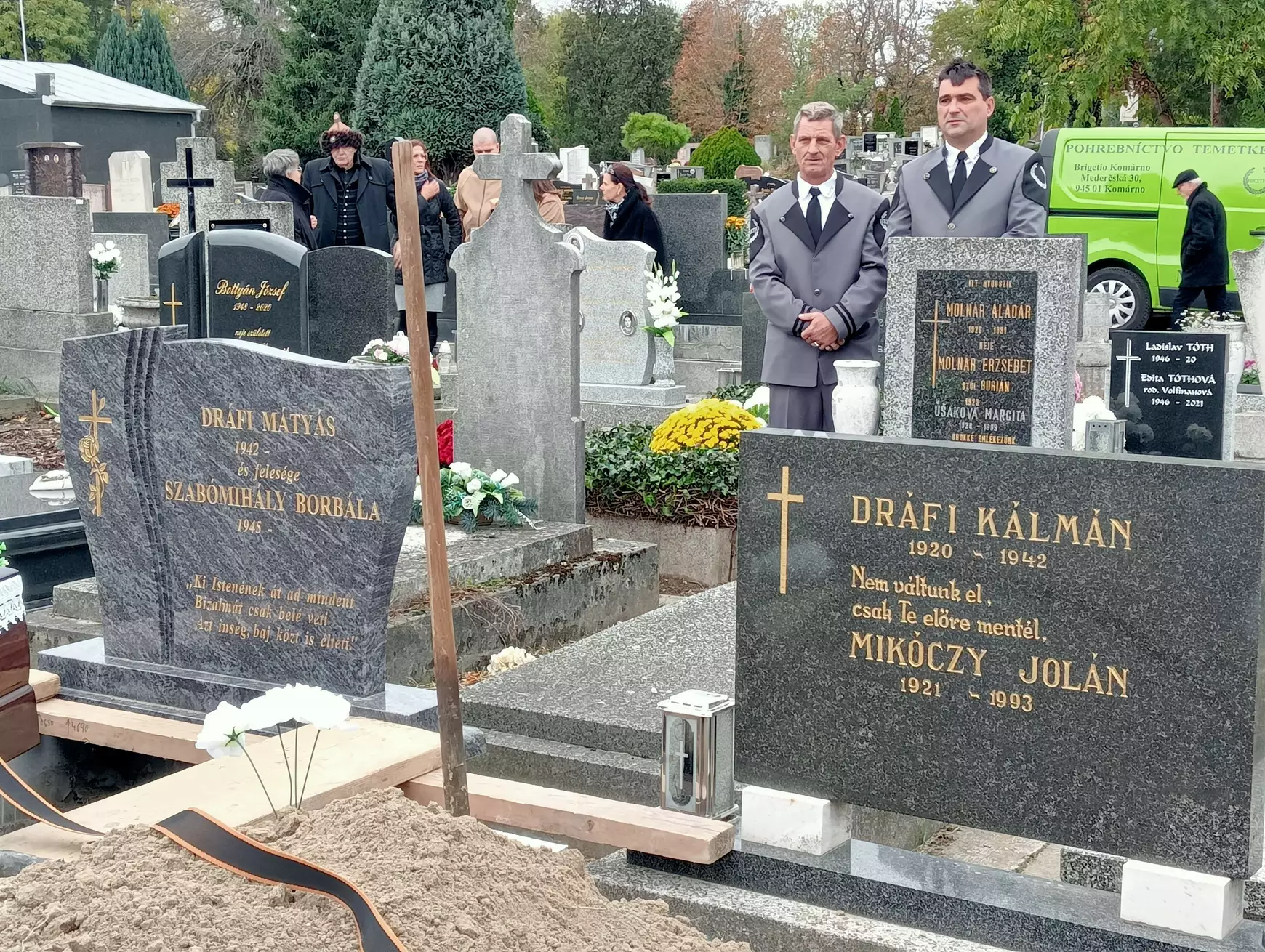 „A színpad, amit annyira szerettél, örökre a tiéd marad“ – végső búcsút vettünk Dráfi Mátyástól - KÉPEKKEL