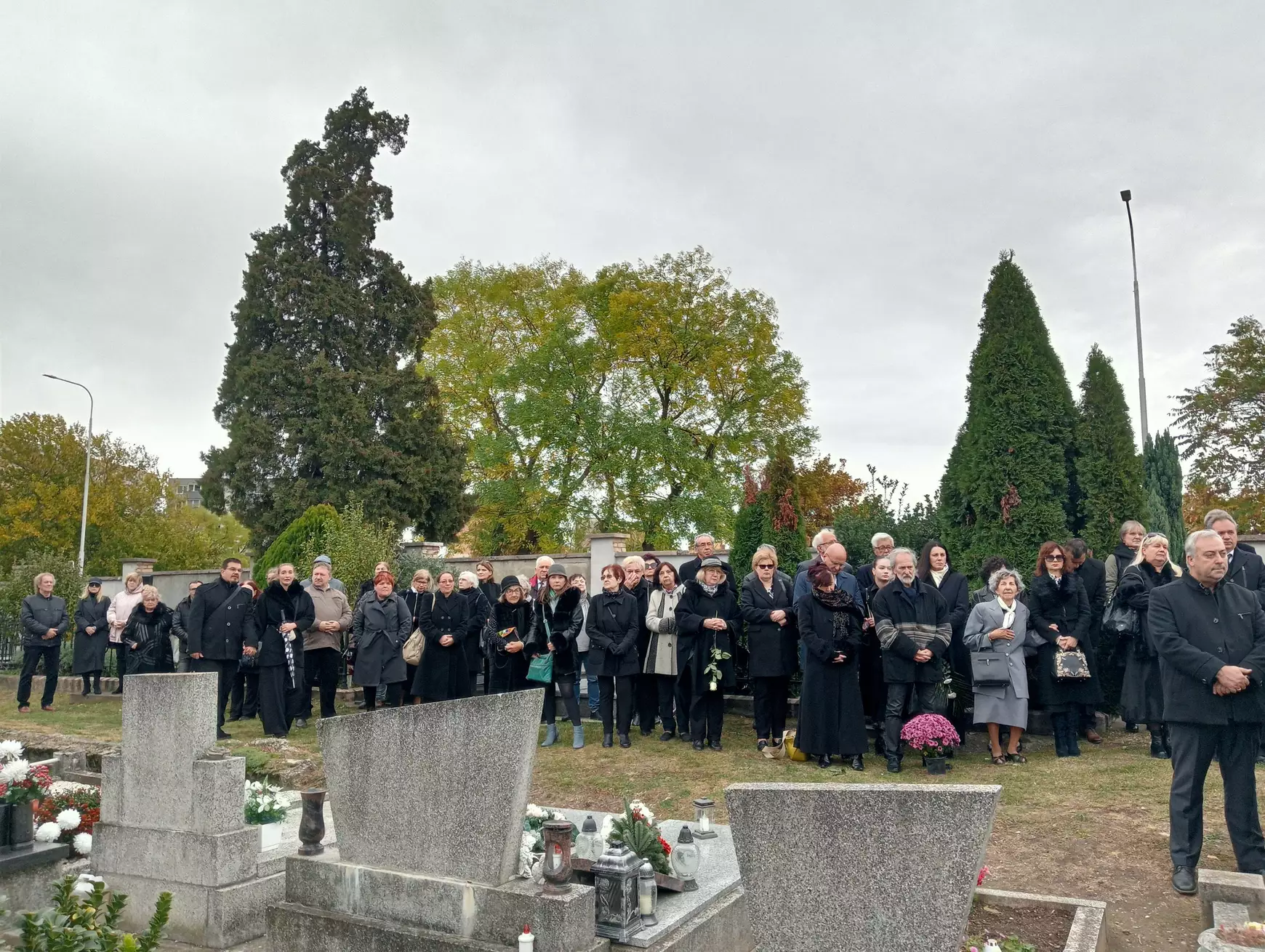 „A színpad, amit annyira szerettél, örökre a tiéd marad“ – végső búcsút vettünk Dráfi Mátyástól - KÉPEKKEL