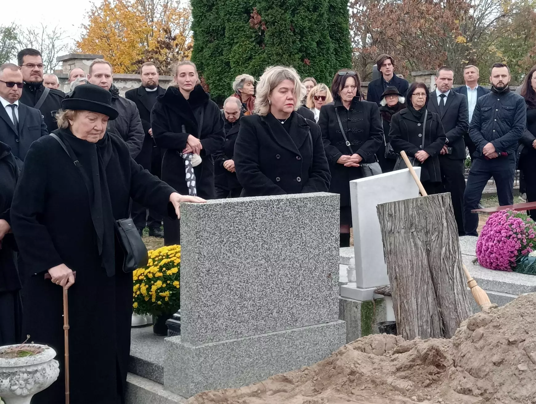„A színpad, amit annyira szerettél, örökre a tiéd marad“ – végső búcsút vettünk Dráfi Mátyástól - KÉPEKKEL