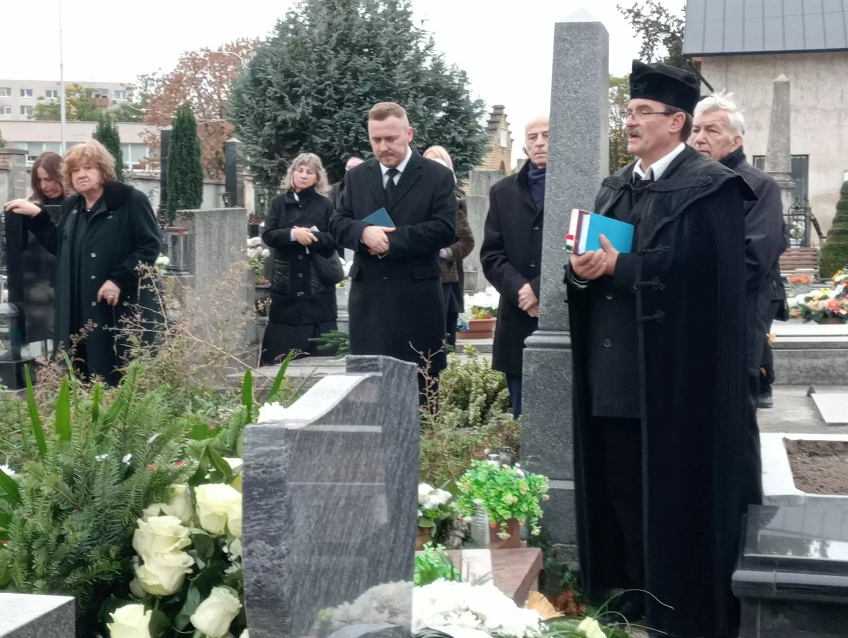 „A színpad, amit annyira szerettél, örökre a tiéd marad“ – végső búcsút vettünk Dráfi Mátyástól - KÉPEKKEL