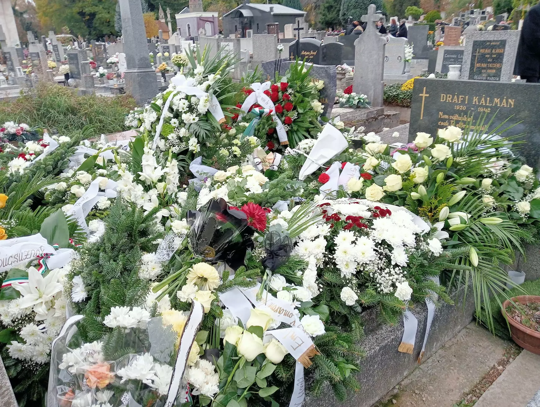 „A színpad, amit annyira szerettél, örökre a tiéd marad“ – végső búcsút vettünk Dráfi Mátyástól - KÉPEKKEL