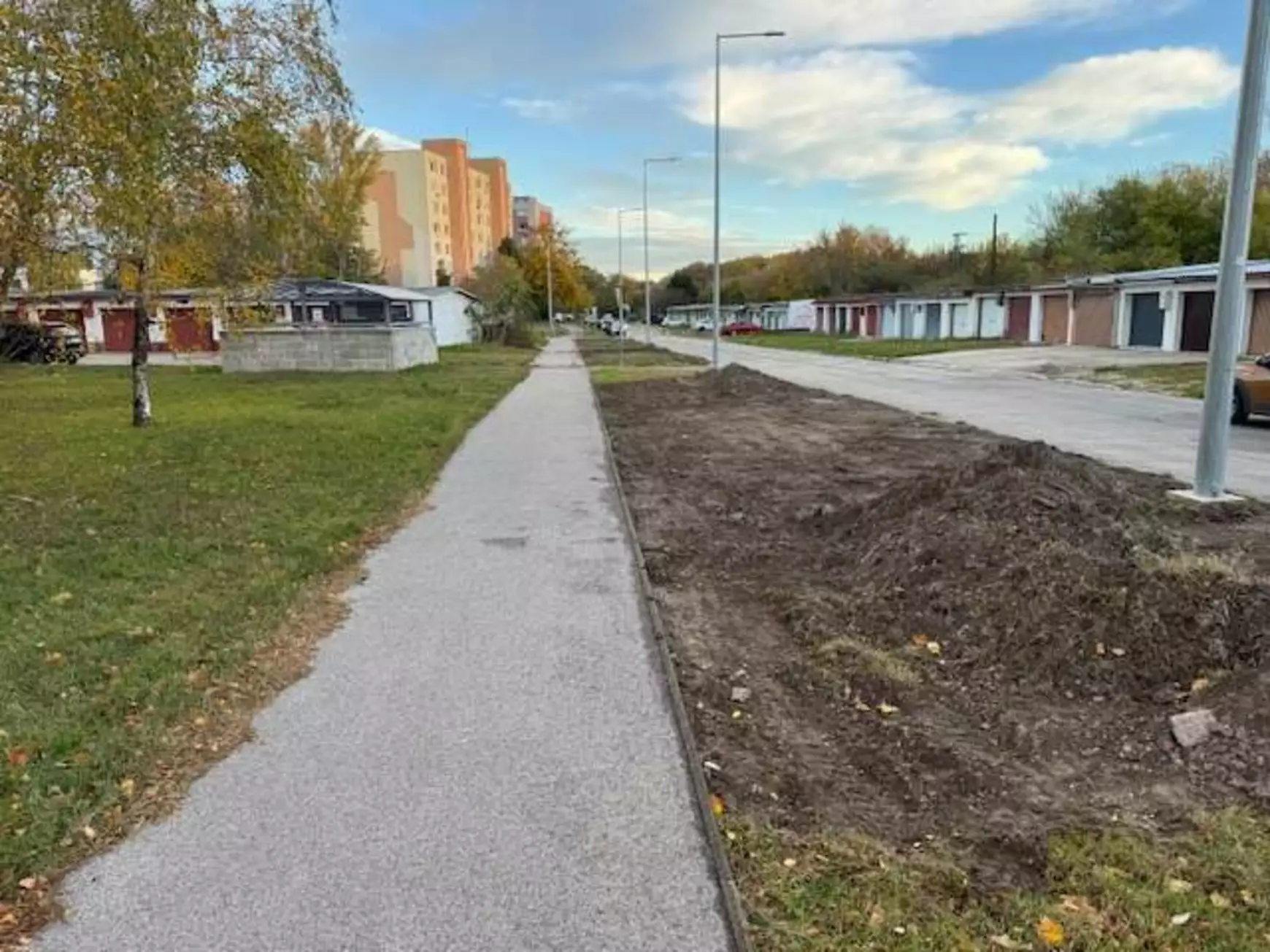 Jelentős uniós támogatással újul meg a komáromi IV-es lakótelep – KÉPEKKEL