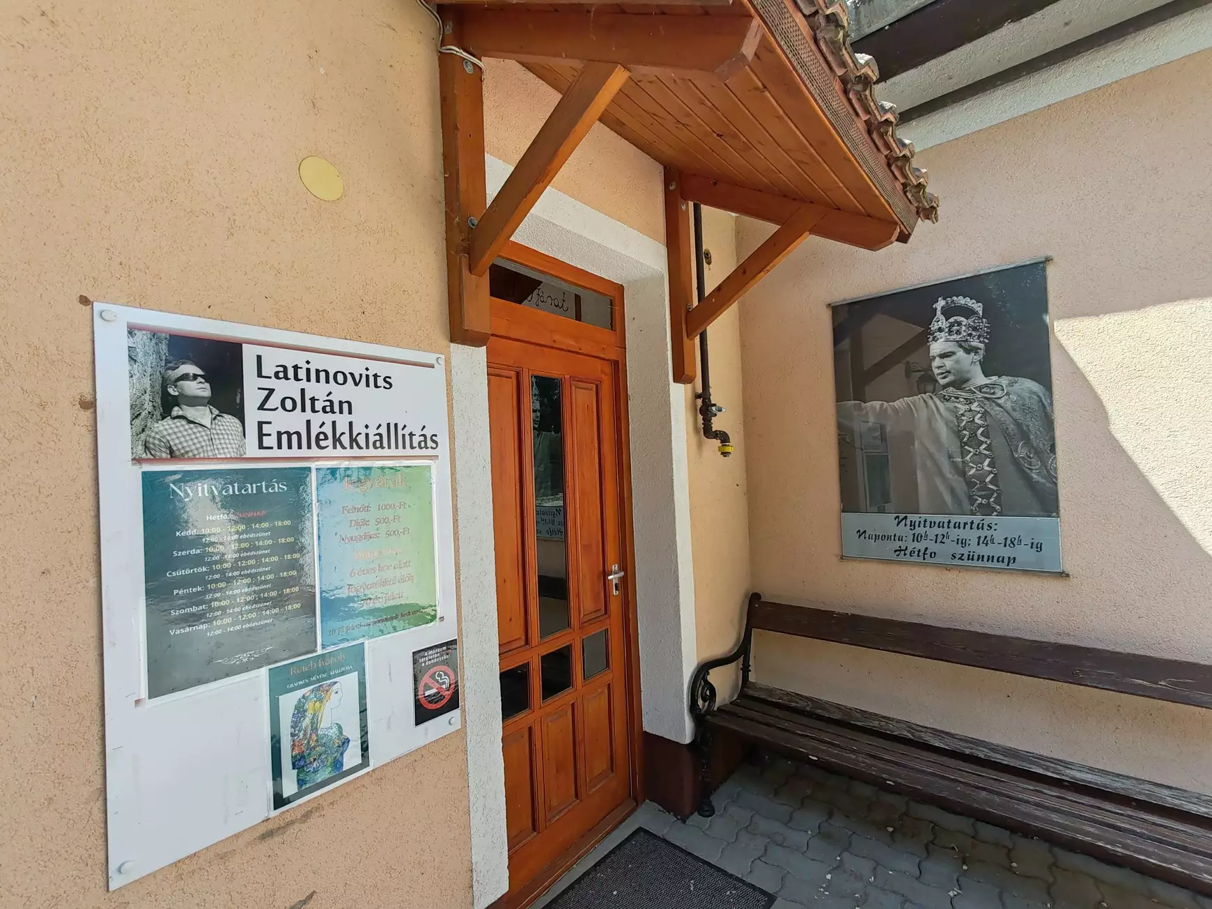 Az emlékkiállítás bejárata