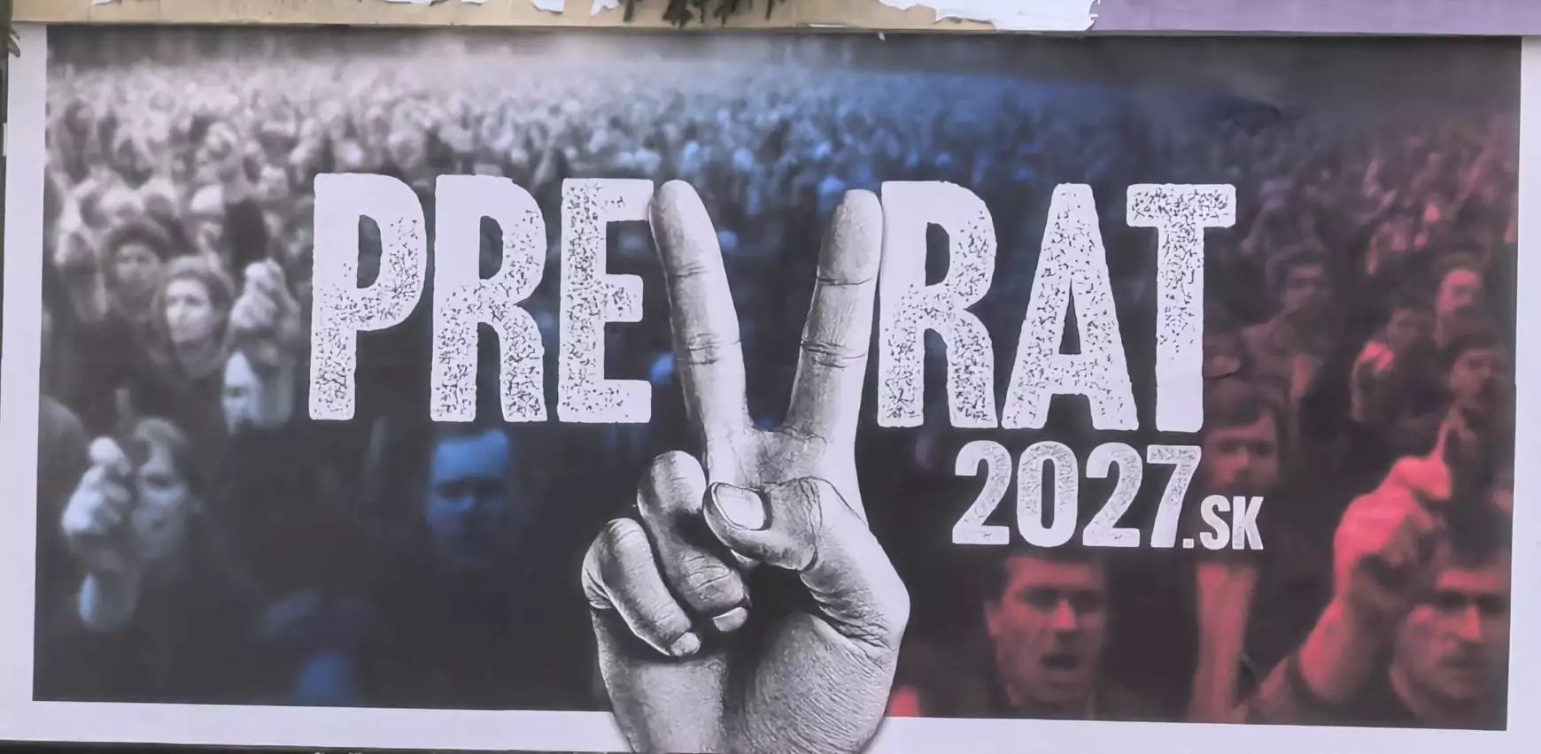 "Prevrat" feliratú óriásplakát Pozsonyban 2025 novemberében