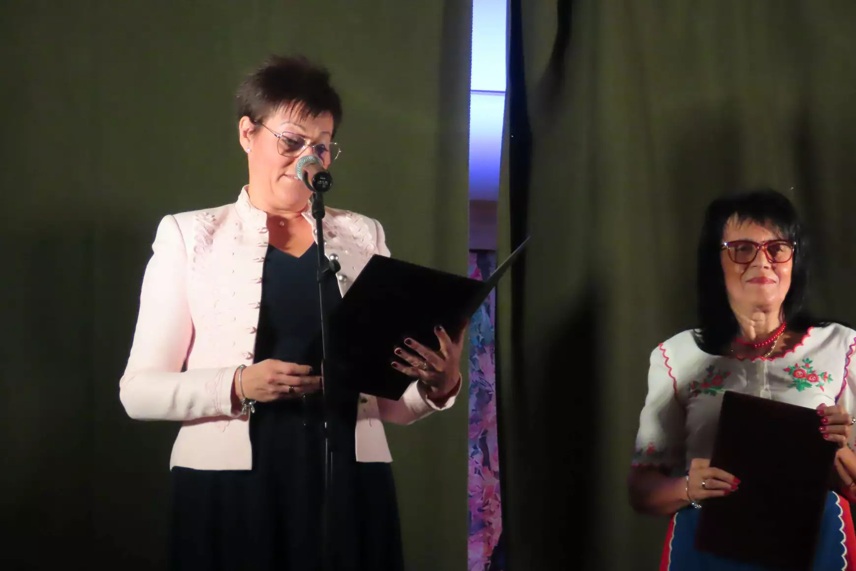 Szabó Anett műsorvezető és  Botfay Bernadett zenekarvezető
