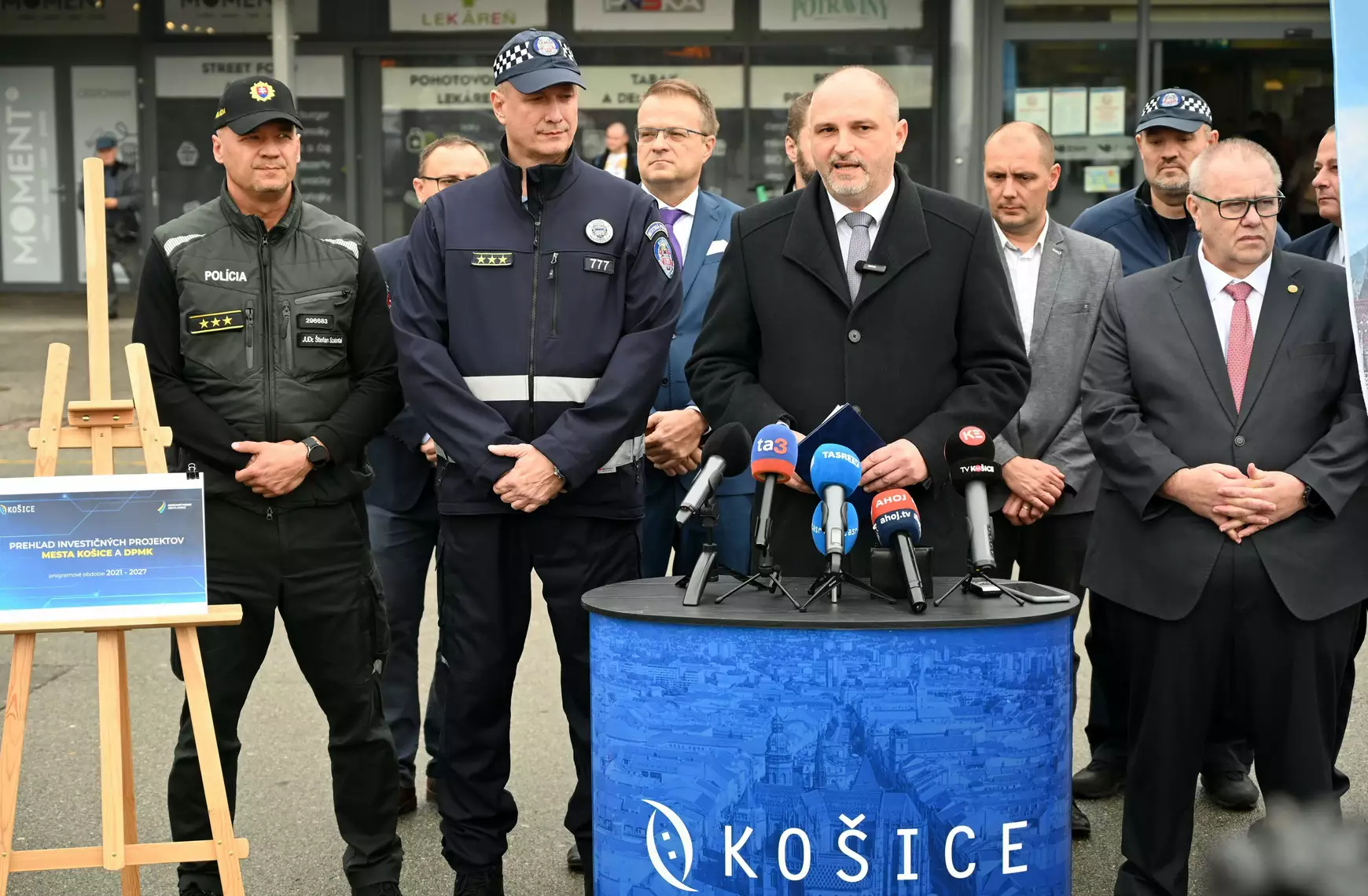 Kassa, állomás, vasútállomás, buszpályaudvar, rendőr