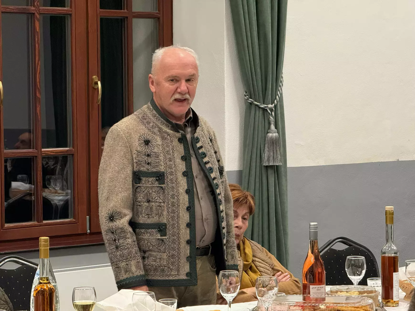 Tiszteletbeli székellyé avatták a Búcson élő Sidó Szilveszter állatorvost és fafaragót – KÉPEKKEL