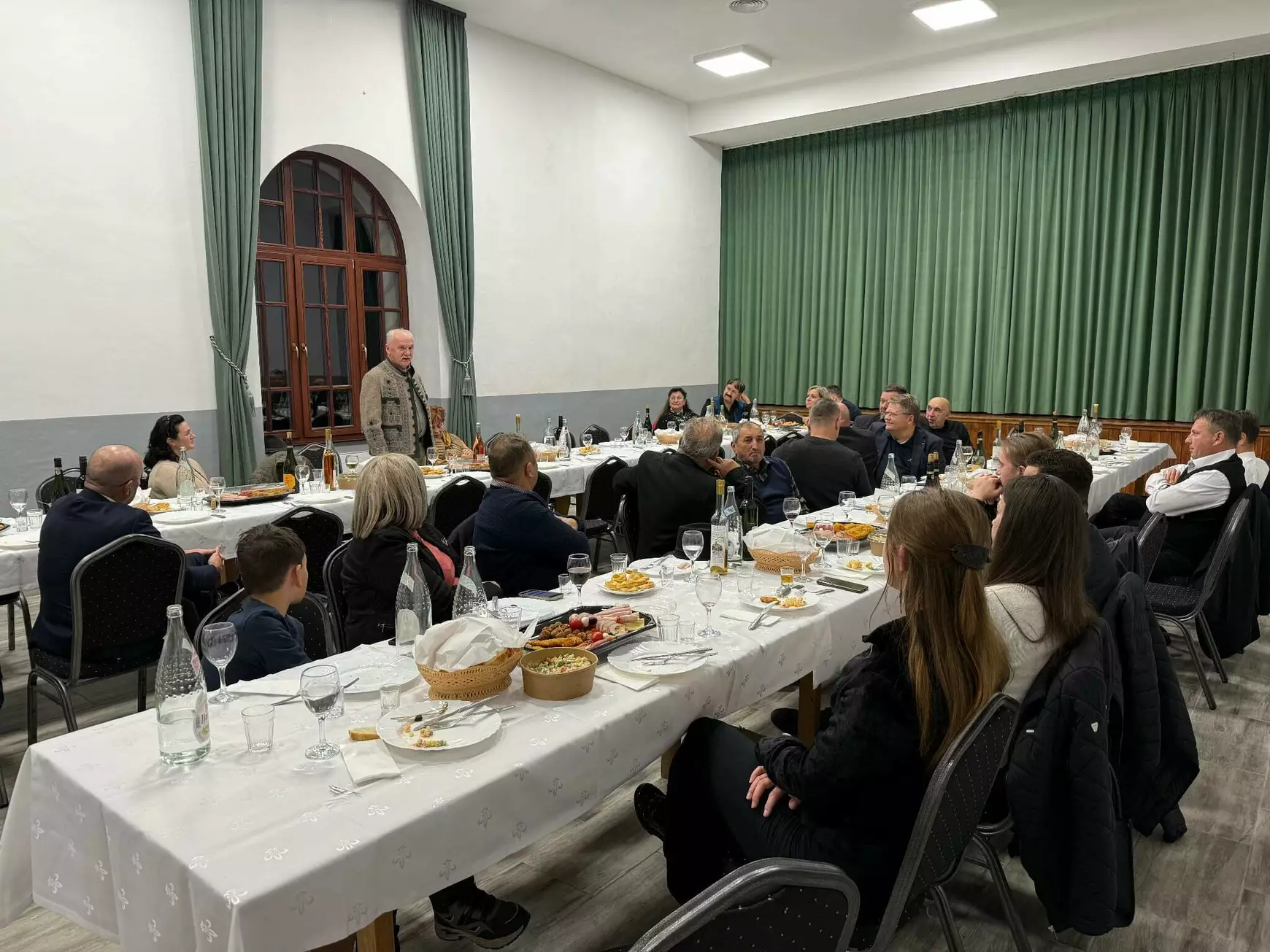 Tiszteletbeli székellyé avatták a Búcson élő Sidó Szilveszter állatorvost és fafaragót – KÉPEKKEL