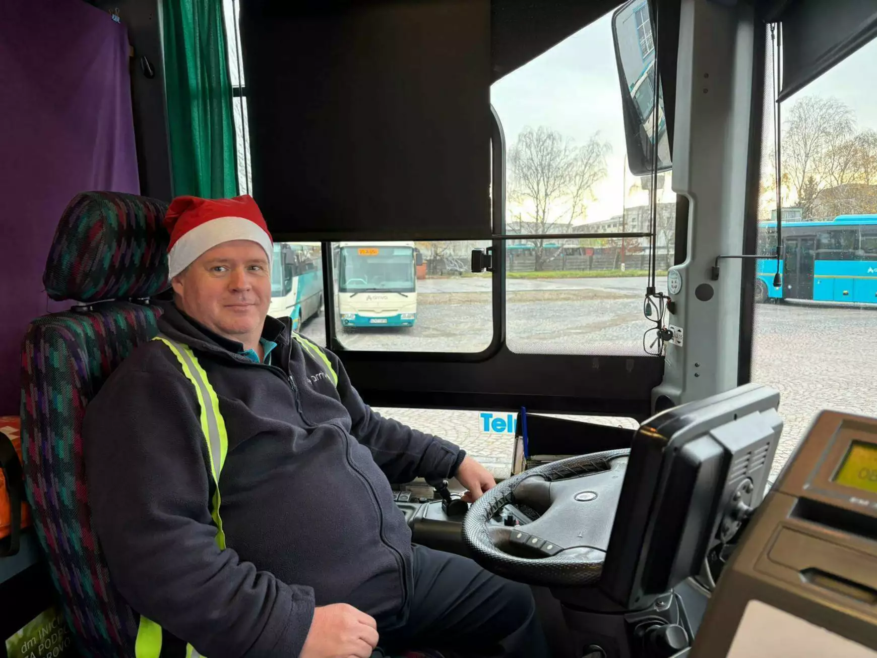 A Mikulás édességeket osztogatott a buszjáratokon, a kamionja pedig ötkor ér a Klapka térre  – KÉPEKKEL