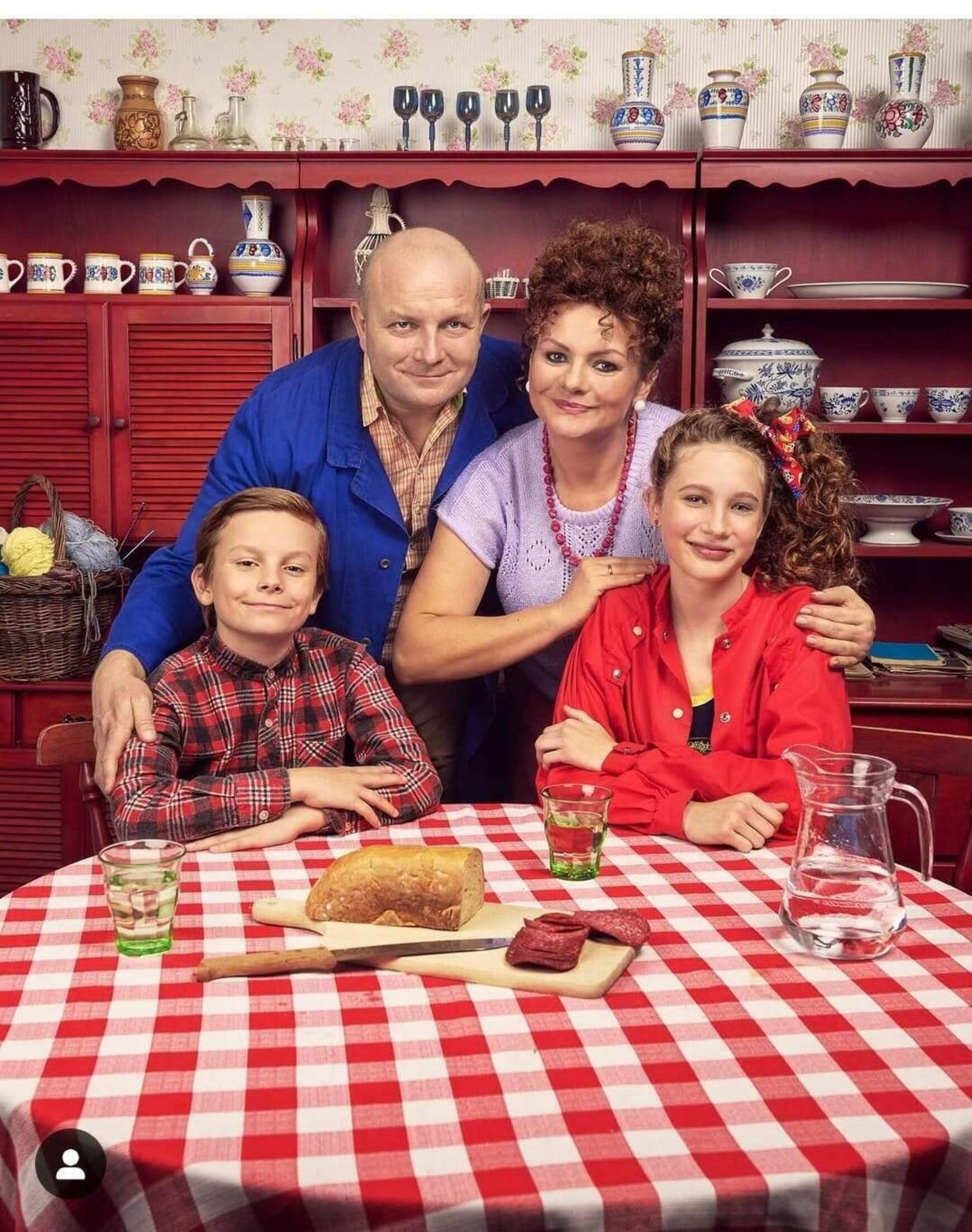 Filmbéli családja körében