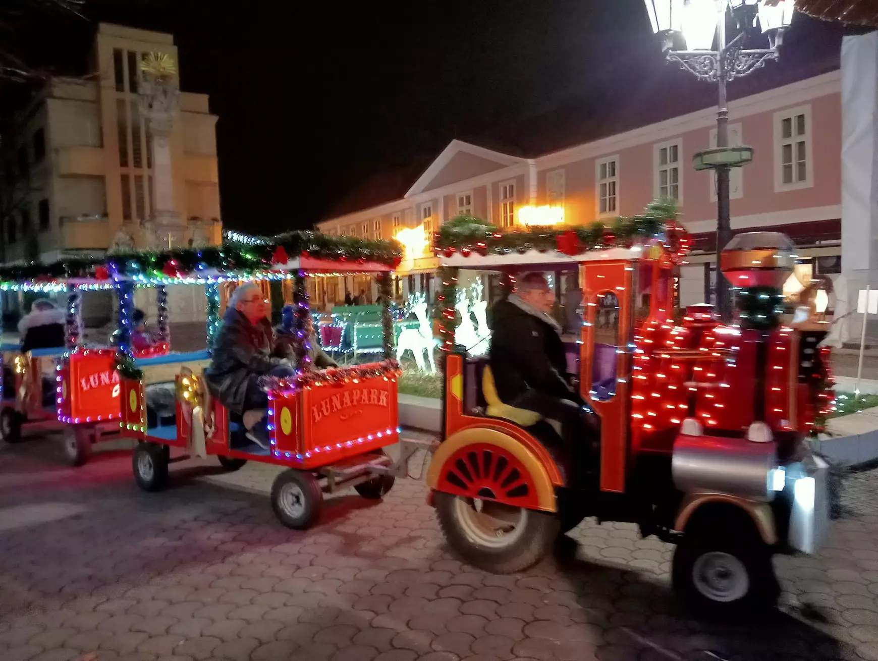 A Mikulás édességeket osztogatott a buszjáratokon, a kamionja pedig ötkor ér a Klapka térre  – KÉPEKKEL