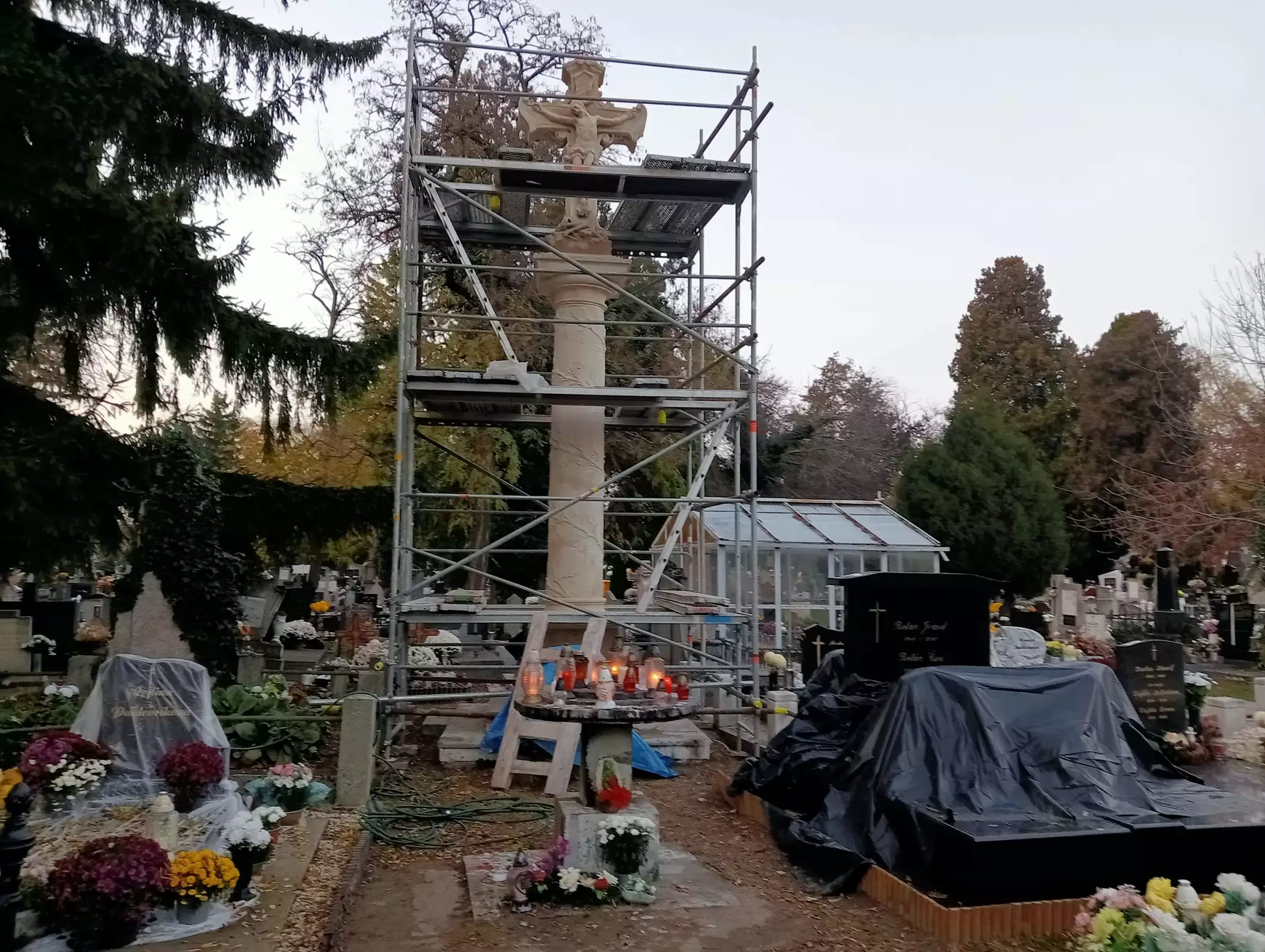 Restaurálták a komáromi katolikus temető 240 éves központi keresztjét - KÉPEKKEL