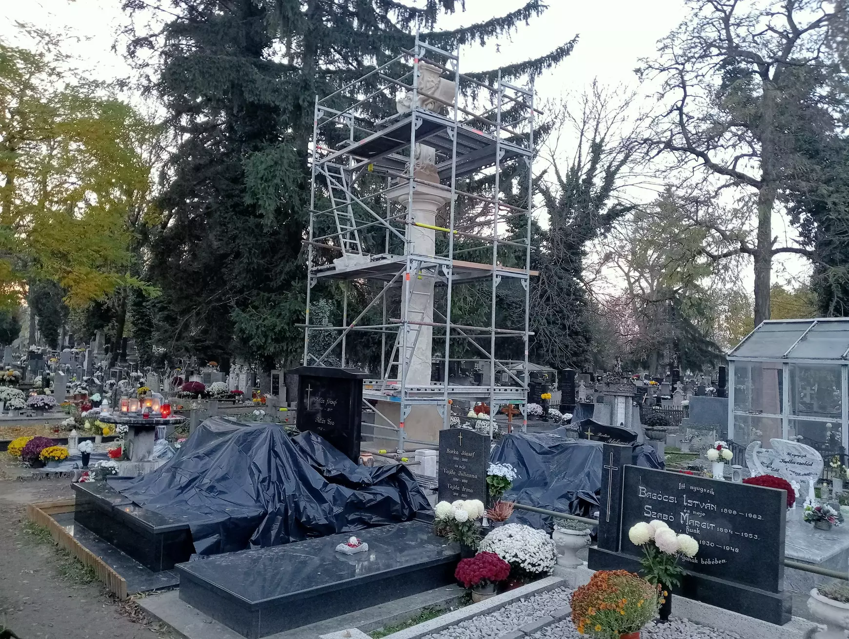 Restaurálták a komáromi katolikus temető 240 éves központi keresztjét - KÉPEKKEL