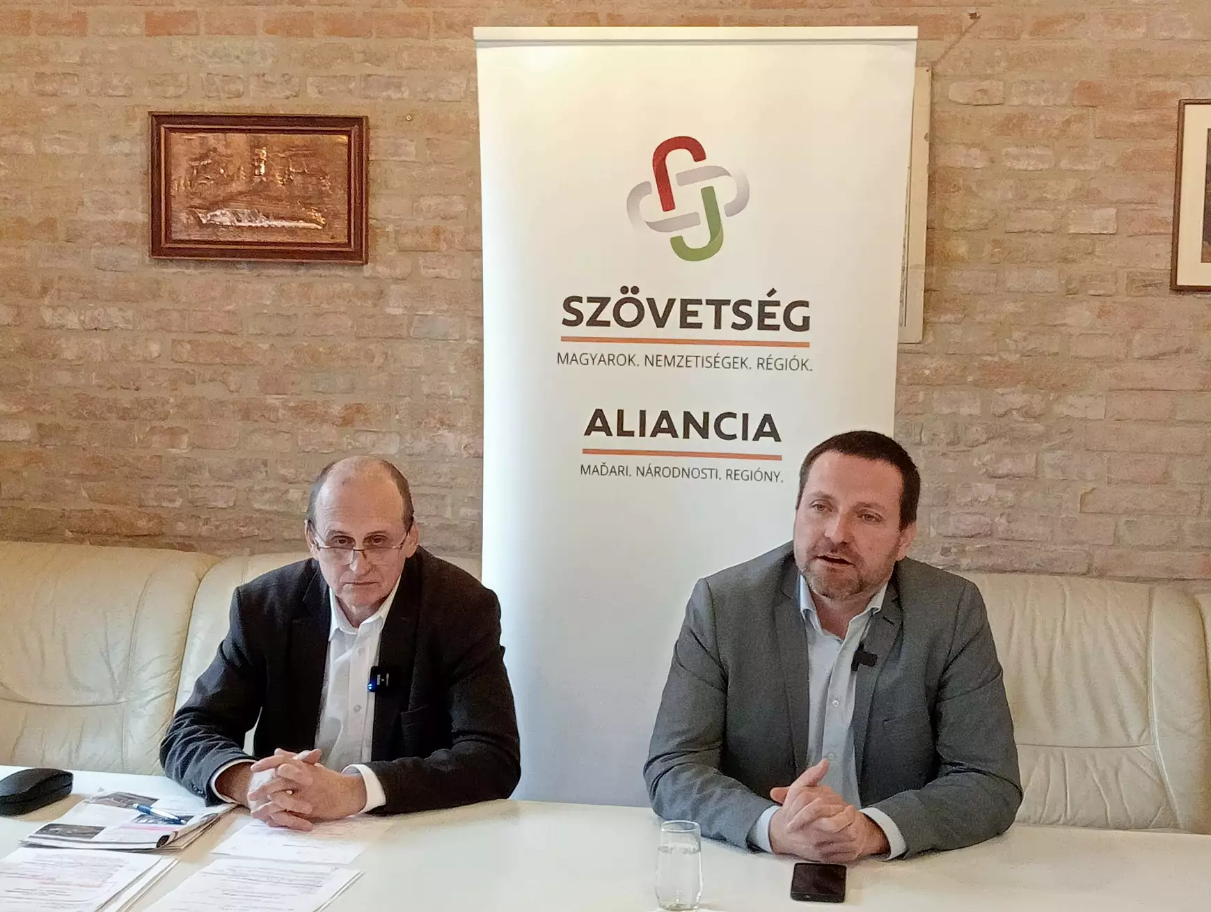 Fajsúlyos témák Andruskó Imre és Orosz Örs évzáró komáromi sajtótájékoztatóján – KÉPEKKEL   
