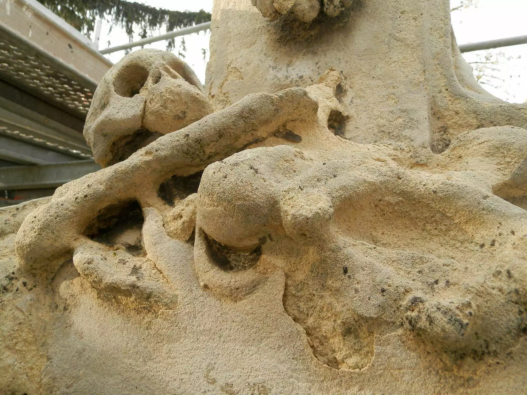 Restaurálták a komáromi katolikus temető 240 éves központi keresztjét - KÉPEKKEL