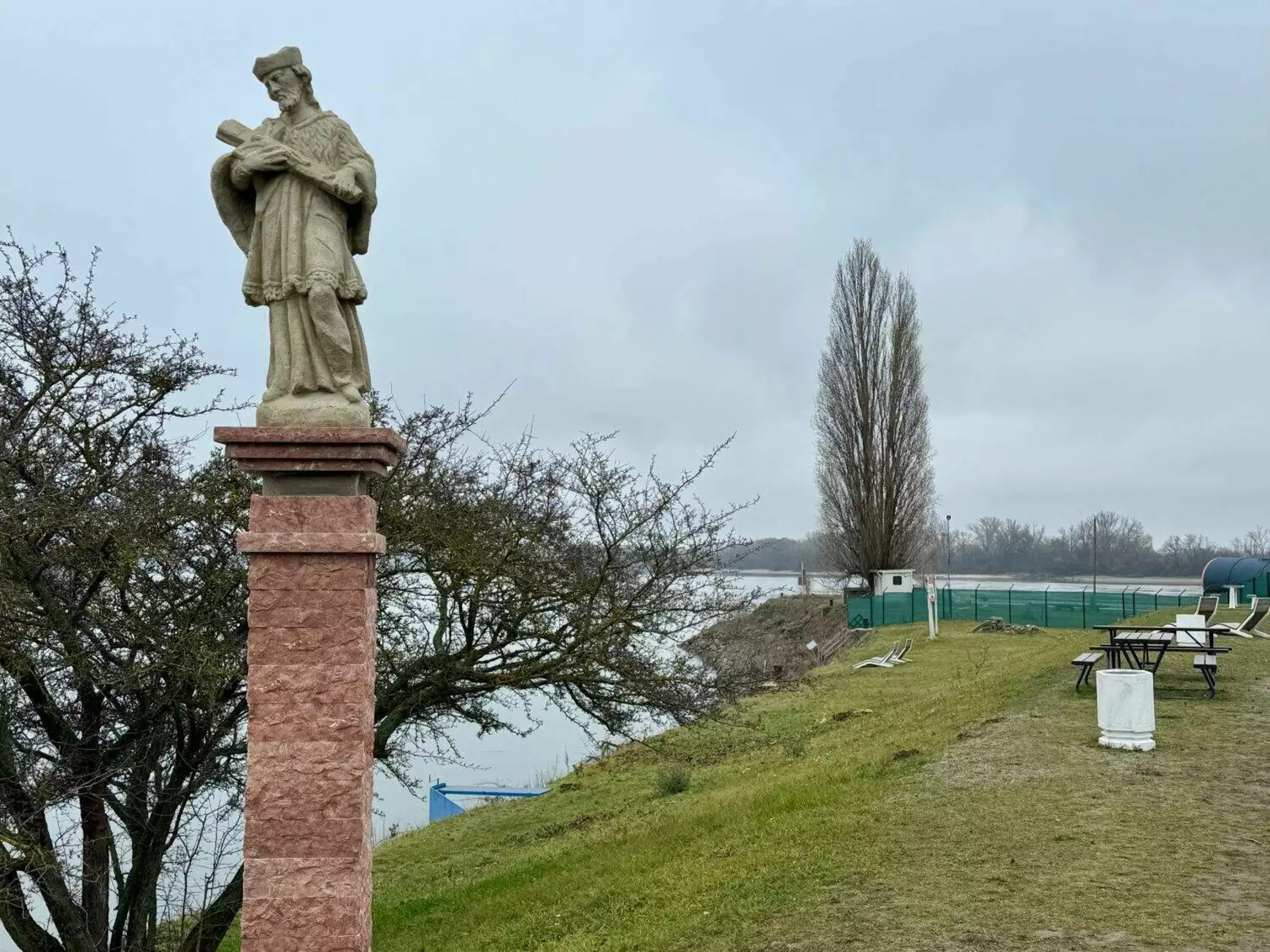 Már a komáromi Spiccen vigyáz ránk Nepomuki Szent János - KÉPEKKEL