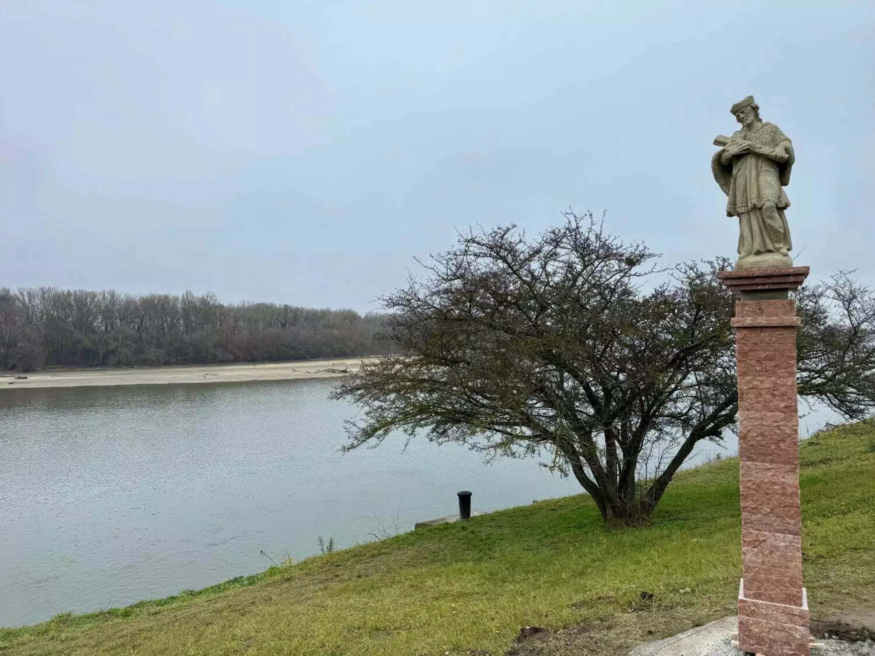 Már a komáromi Spiccen vigyáz ránk Nepomuki Szent János - KÉPEKKEL