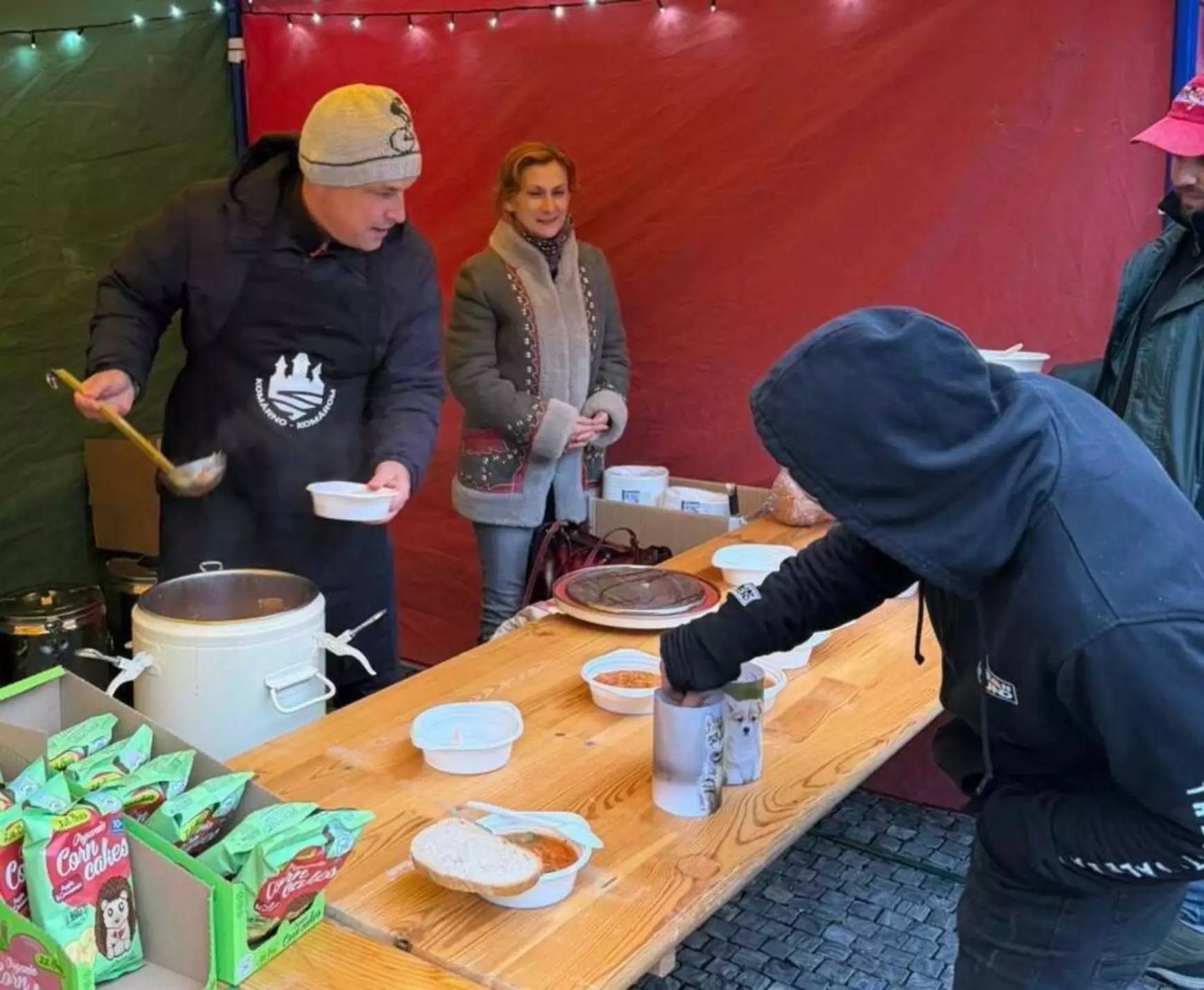 Az eladott savanyú káposztalevesek árából édesítették meg az állatmenhelyek lakóinak életét – KÉPEKKEL