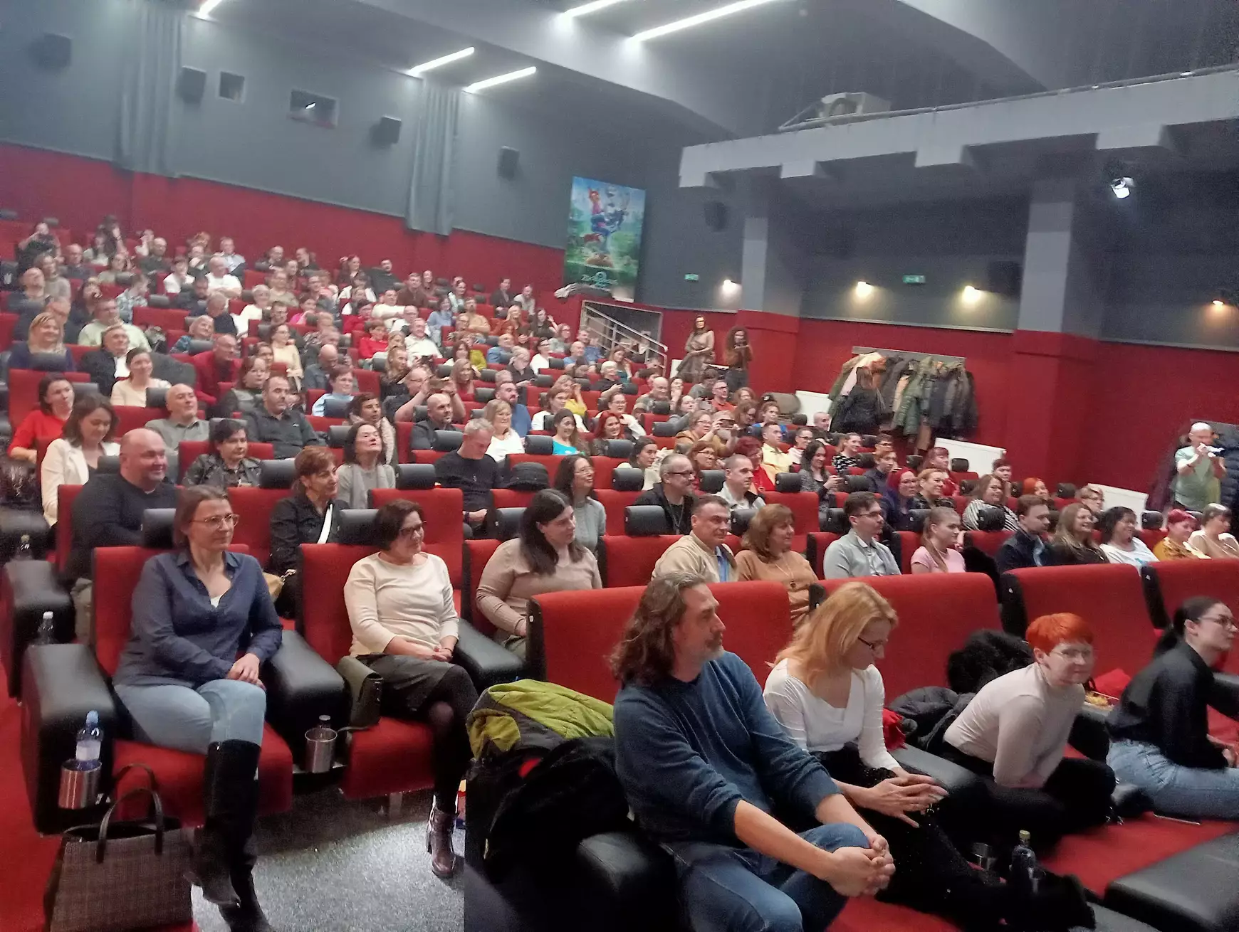 Állótaps az EMBER MARADJ - Az Ákos-sztori. Eddig. című portréfilm közönségtalálkozóval párosult vetítése után, Komáromban – KÉPE